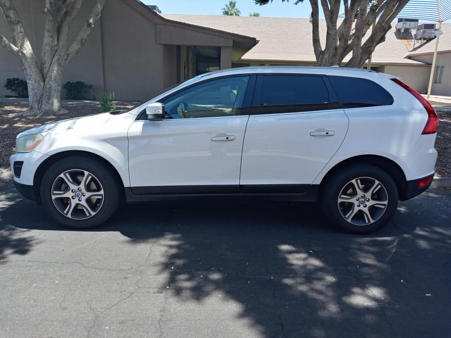 2013 WHITE /off white Volvo XC60 T6 AWD (YV4902DZ9D2) with an 3.0L L6 DOHC 24V TURBO engine, 6-Speed Automatic transmission, located at 323 E Dunlap Ave., Phoenix, AZ, 85020, (602) 331-9000, 33.567677, -112.069000 - 2013 Volvo XC60 T6 AWD,.......EXCELLENT condition,.... Ice Cold A/C, off white interior with off white leather seats in near perfect condition, Rear AC, Tune up, Stereo/CD Player, Bluetooth, Phone sync, Satellite compatible, Gorgeous tinted sunroof, This suv is gorgeous inside and out, Incredible - Photo#6