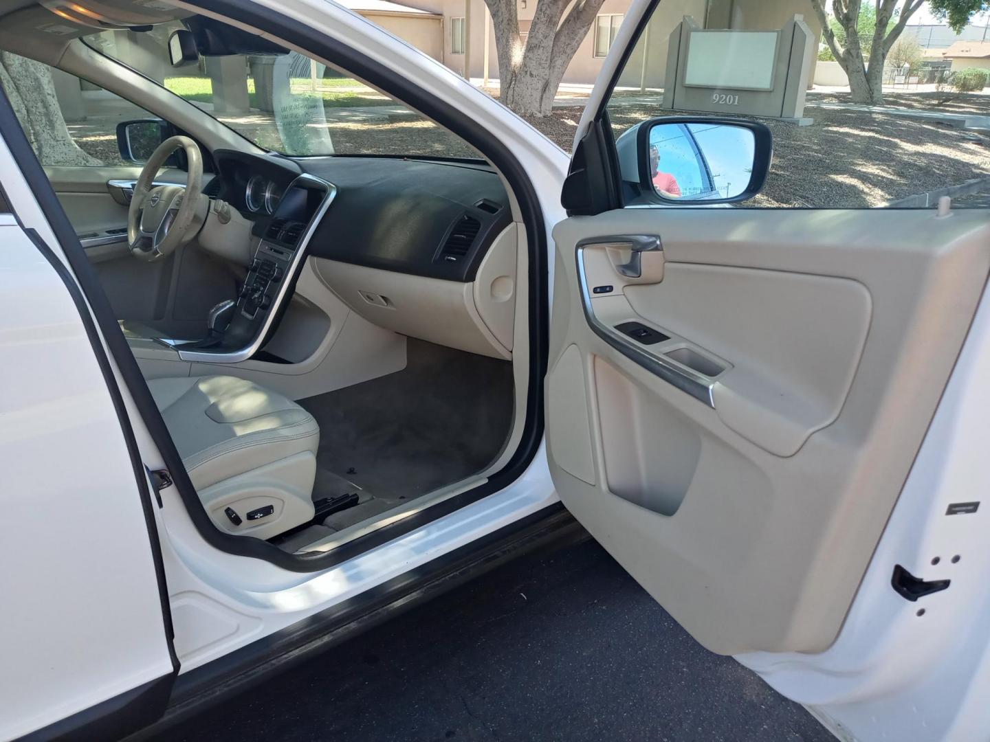 2013 WHITE /off white Volvo XC60 T6 AWD (YV4902DZ9D2) with an 3.0L L6 DOHC 24V TURBO engine, 6-Speed Automatic transmission, located at 323 E Dunlap Ave., Phoenix, AZ, 85020, (602) 331-9000, 33.567677, -112.069000 - 2013 Volvo XC60 T6 AWD,.......EXCELLENT condition,.... Ice Cold A/C, off white interior with off white leather seats in near perfect condition, Rear AC, Tune up, Stereo/CD Player, Bluetooth, Phone sync, Satellite compatible, Gorgeous tinted sunroof, This suv is gorgeous inside and out, Incredible - Photo#12