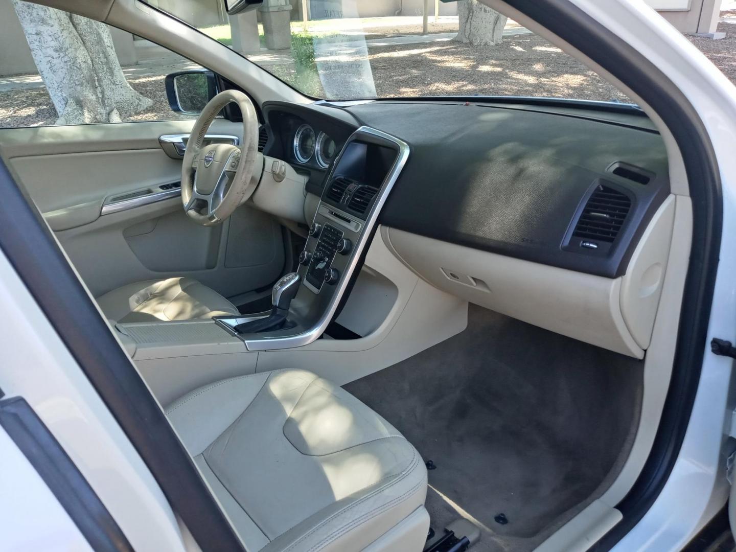2013 WHITE /off white Volvo XC60 T6 AWD (YV4902DZ9D2) with an 3.0L L6 DOHC 24V TURBO engine, 6-Speed Automatic transmission, located at 323 E Dunlap Ave., Phoenix, AZ, 85020, (602) 331-9000, 33.567677, -112.069000 - 2013 Volvo XC60 T6 AWD,.......EXCELLENT condition,.... Ice Cold A/C, off white interior with off white leather seats in near perfect condition, Rear AC, Tune up, Stereo/CD Player, Bluetooth, Phone sync, Satellite compatible, Gorgeous tinted sunroof, This suv is gorgeous inside and out, Incredible - Photo#13