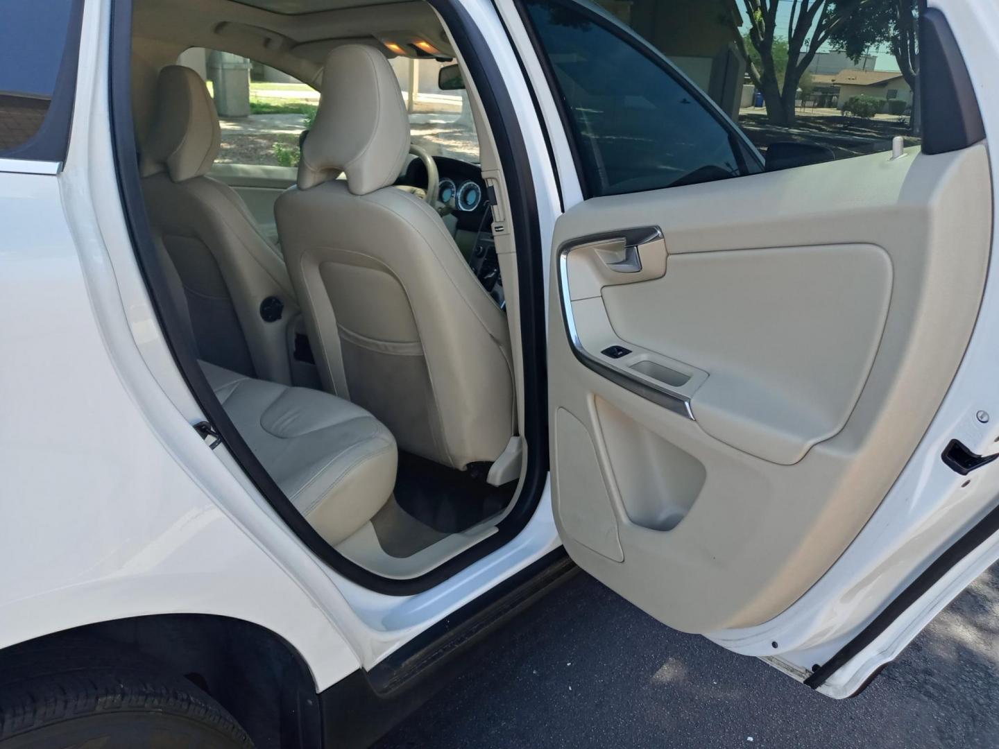 2013 WHITE /off white Volvo XC60 T6 AWD (YV4902DZ9D2) with an 3.0L L6 DOHC 24V TURBO engine, 6-Speed Automatic transmission, located at 323 E Dunlap Ave., Phoenix, AZ, 85020, (602) 331-9000, 33.567677, -112.069000 - 2013 Volvo XC60 T6 AWD,.......EXCELLENT condition,.... Ice Cold A/C, off white interior with off white leather seats in near perfect condition, Rear AC, Tune up, Stereo/CD Player, Bluetooth, Phone sync, Satellite compatible, Gorgeous tinted sunroof, This suv is gorgeous inside and out, Incredible - Photo#14