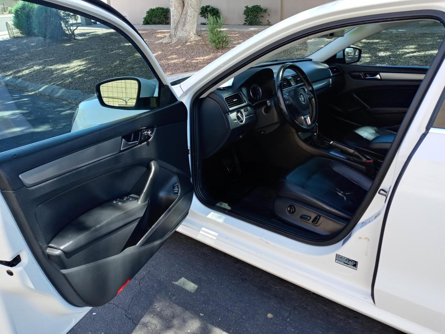 2014 WHITE Volkswagen Passat 1.8T SE AT PZEV (1VWBT7A3XEC) with an 1.8L L4 TURBO DIESEL engine, 6-Speed Automatic transmission, located at 323 E Dunlap Ave., Phoenix, AZ, 85020, (602) 331-9000, 33.567677, -112.069000 - 2014 Volkswagen Passat 1.8T SE AT PZEV,........EXCELLENT condition, A Real Must See!!.... No accidents, Power everything, Touch screen Stereo/cd player, Phone sync, Bluetooth, Satellite compatible, Backup camera, Ice cold ac, Clean Gray and Black interior with black leather seats in near perfect con - Photo#8