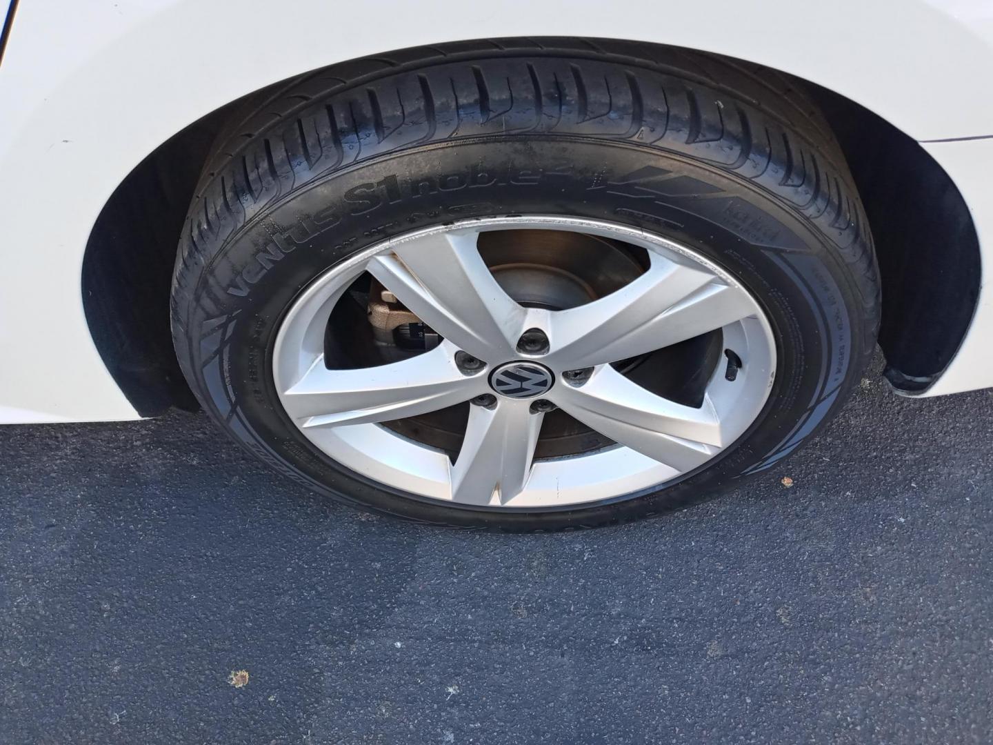 2014 WHITE Volkswagen Passat 1.8T SE AT PZEV (1VWBT7A3XEC) with an 1.8L L4 TURBO DIESEL engine, 6-Speed Automatic transmission, located at 323 E Dunlap Ave., Phoenix, AZ, 85020, (602) 331-9000, 33.567677, -112.069000 - 2014 Volkswagen Passat 1.8T SE AT PZEV,........EXCELLENT condition, A Real Must See!!.... No accidents, Power everything, Touch screen Stereo/cd player, Phone sync, Bluetooth, Satellite compatible, Backup camera, Ice cold ac, Clean Gray and Black interior with black leather seats in near perfect con - Photo#18