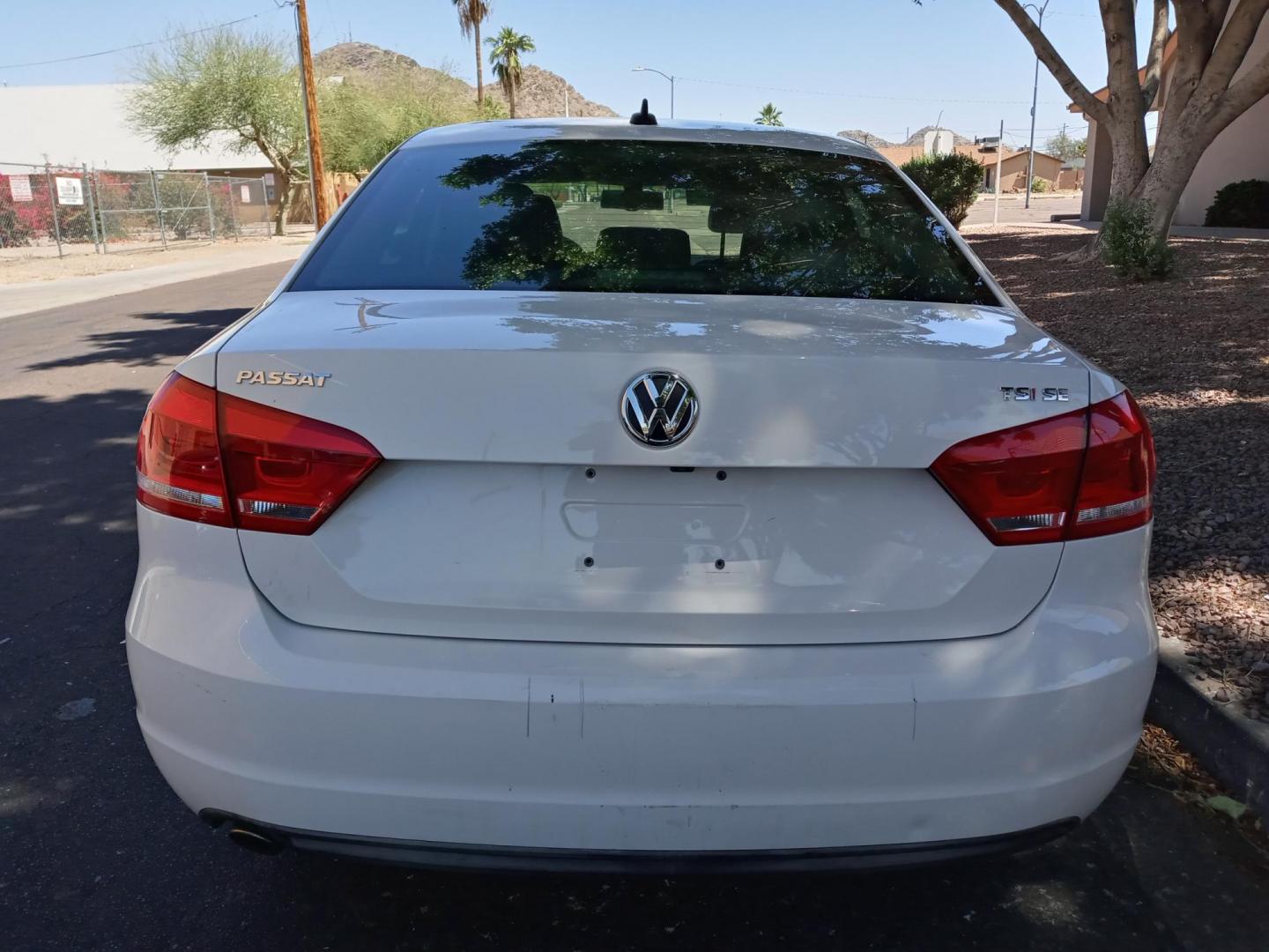 2014 WHITE Volkswagen Passat 1.8T SE AT PZEV (1VWBT7A3XEC) with an 1.8L L4 TURBO DIESEL engine, 6-Speed Automatic transmission, located at 323 E Dunlap Ave., Phoenix, AZ, 85020, (602) 331-9000, 33.567677, -112.069000 - 2014 Volkswagen Passat 1.8T SE AT PZEV,........EXCELLENT condition, A Real Must See!!.... No accidents, Power everything, Touch screen Stereo/cd player, Phone sync, Bluetooth, Satellite compatible, Backup camera, Ice cold ac, Clean Gray and Black interior with black leather seats in near perfect con - Photo#7