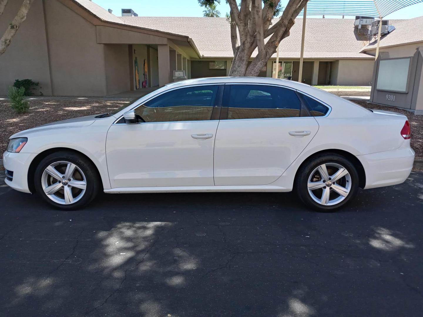 2014 WHITE Volkswagen Passat 1.8T SE AT PZEV (1VWBT7A3XEC) with an 1.8L L4 TURBO DIESEL engine, 6-Speed Automatic transmission, located at 323 E Dunlap Ave., Phoenix, AZ, 85020, (602) 331-9000, 33.567677, -112.069000 - 2014 Volkswagen Passat 1.8T SE AT PZEV,........EXCELLENT condition, A Real Must See!!.... No accidents, Power everything, Touch screen Stereo/cd player, Phone sync, Bluetooth, Satellite compatible, Backup camera, Ice cold ac, Clean Gray and Black interior with black leather seats in near perfect con - Photo#6