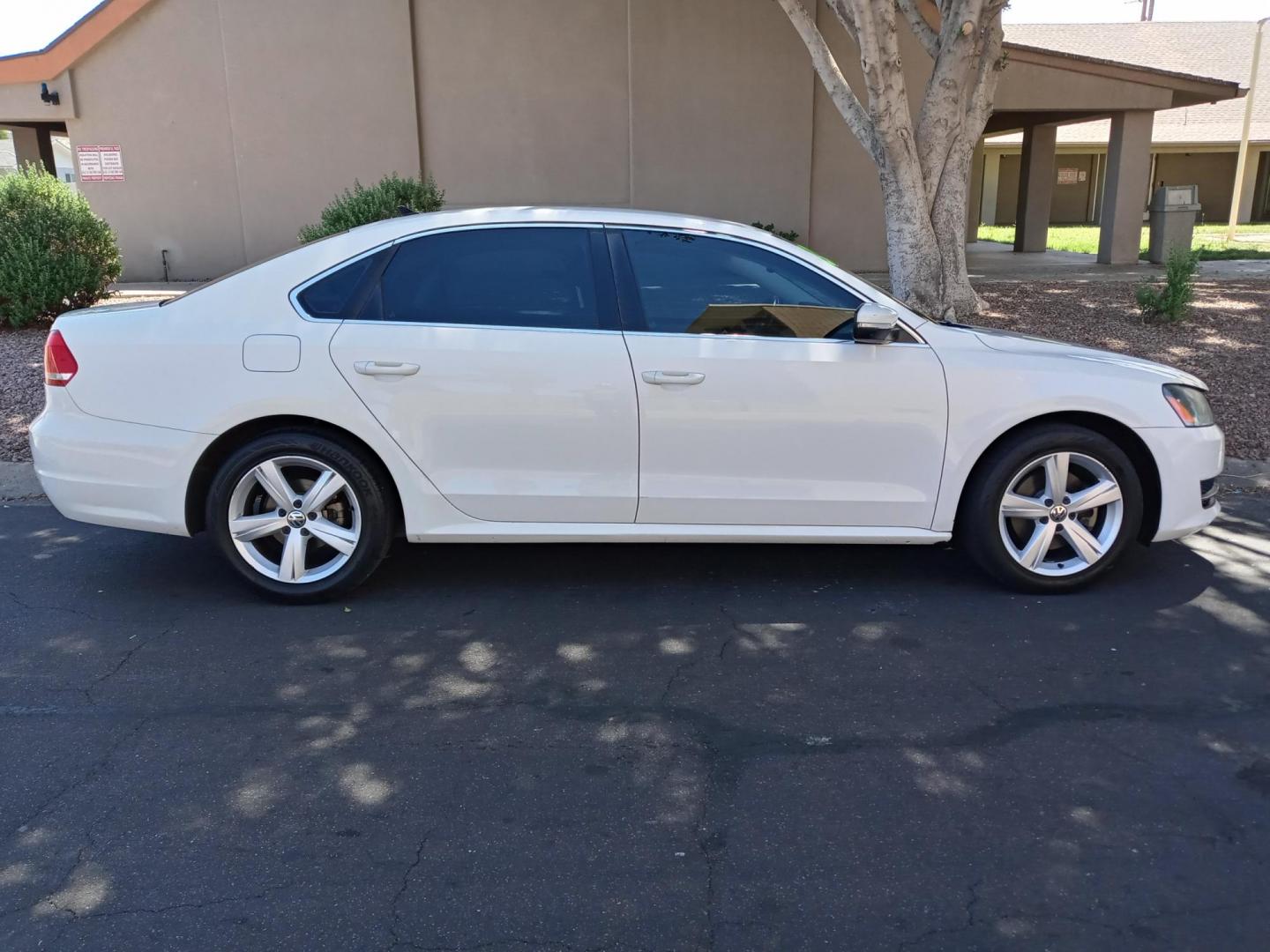 2014 WHITE Volkswagen Passat 1.8T SE AT PZEV (1VWBT7A3XEC) with an 1.8L L4 TURBO DIESEL engine, 6-Speed Automatic transmission, located at 323 E Dunlap Ave., Phoenix, AZ, 85020, (602) 331-9000, 33.567677, -112.069000 - 2014 Volkswagen Passat 1.8T SE AT PZEV,........EXCELLENT condition, A Real Must See!!.... No accidents, Power everything, Touch screen Stereo/cd player, Phone sync, Bluetooth, Satellite compatible, Backup camera, Ice cold ac, Clean Gray and Black interior with black leather seats in near perfect con - Photo#4