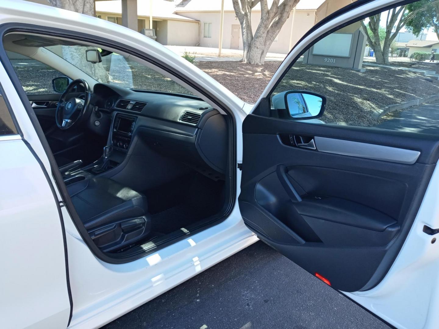 2014 WHITE Volkswagen Passat 1.8T SE AT PZEV (1VWBT7A3XEC) with an 1.8L L4 TURBO DIESEL engine, 6-Speed Automatic transmission, located at 323 E Dunlap Ave., Phoenix, AZ, 85020, (602) 331-9000, 33.567677, -112.069000 - 2014 Volkswagen Passat 1.8T SE AT PZEV,........EXCELLENT condition, A Real Must See!!.... No accidents, Power everything, Touch screen Stereo/cd player, Phone sync, Bluetooth, Satellite compatible, Backup camera, Ice cold ac, Clean Gray and Black interior with black leather seats in near perfect con - Photo#12