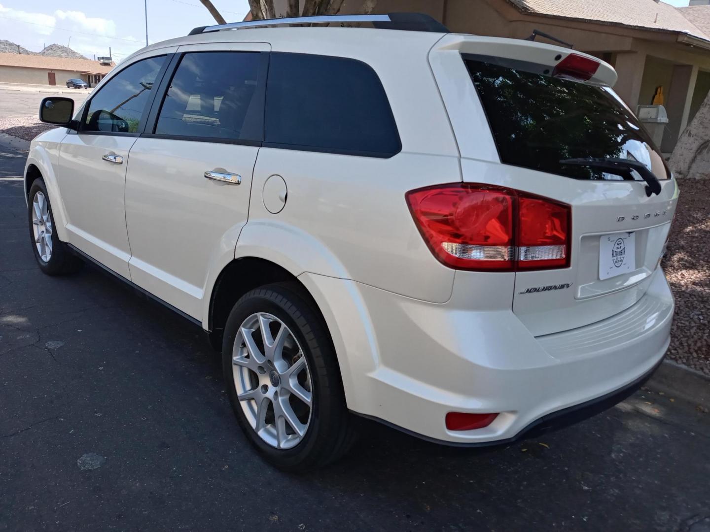 2015 WHITE /white and black Dodge Journey Limited (3C4PDCDG8FT) with an 3.6L V6 DOHC 24V engine, 6A transmission, located at 323 E Dunlap Ave., Phoenix, AZ, 85020, (602) 331-9000, 33.567677, -112.069000 - 2015 Dodge Journey Limited,.......EXCELLENT condition,.... Ice Cold A/C, Black and white interior with white leather seats in near perfect condition, New brakes, Tune up, touch screen Stereo/CD Player, Bluetooth, Phone sync, Backuup camera, Satellite compatible, 3RD Row seating , Rear a/c This suv - Photo#5