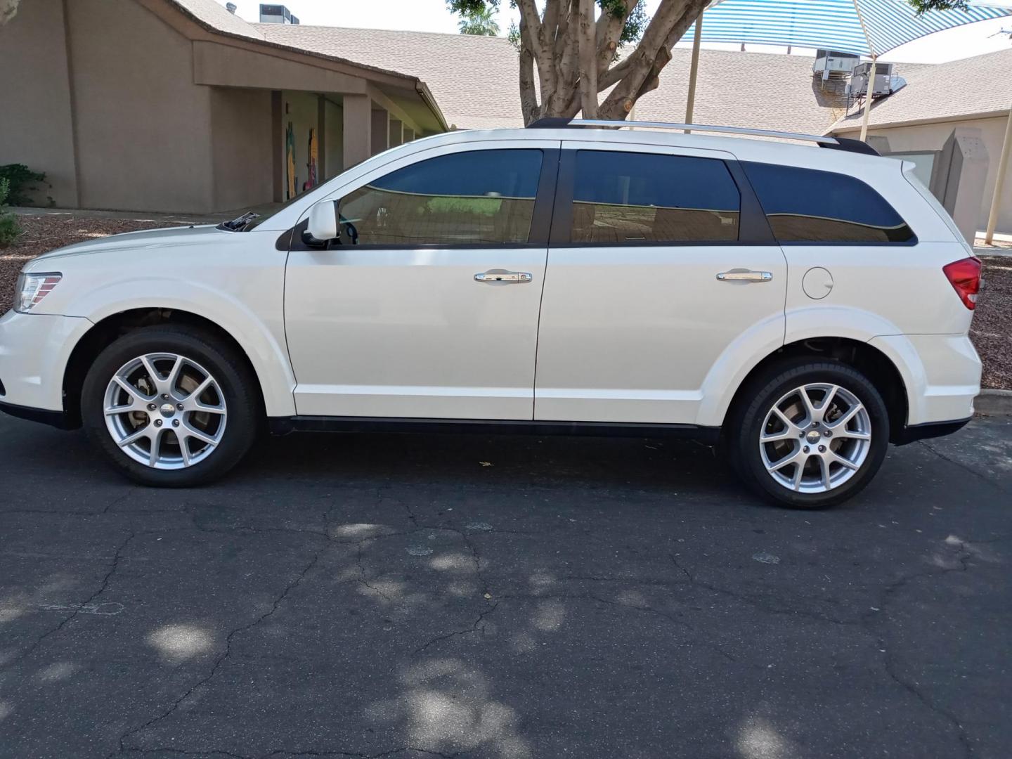 2015 WHITE /white and black Dodge Journey Limited (3C4PDCDG8FT) with an 3.6L V6 DOHC 24V engine, 6A transmission, located at 323 E Dunlap Ave., Phoenix, AZ, 85020, (602) 331-9000, 33.567677, -112.069000 - 2015 Dodge Journey Limited,.......EXCELLENT condition,.... Ice Cold A/C, Black and white interior with white leather seats in near perfect condition, New brakes, Tune up, touch screen Stereo/CD Player, Bluetooth, Phone sync, Backuup camera, Satellite compatible, 3RD Row seating , Rear a/c This suv - Photo#6