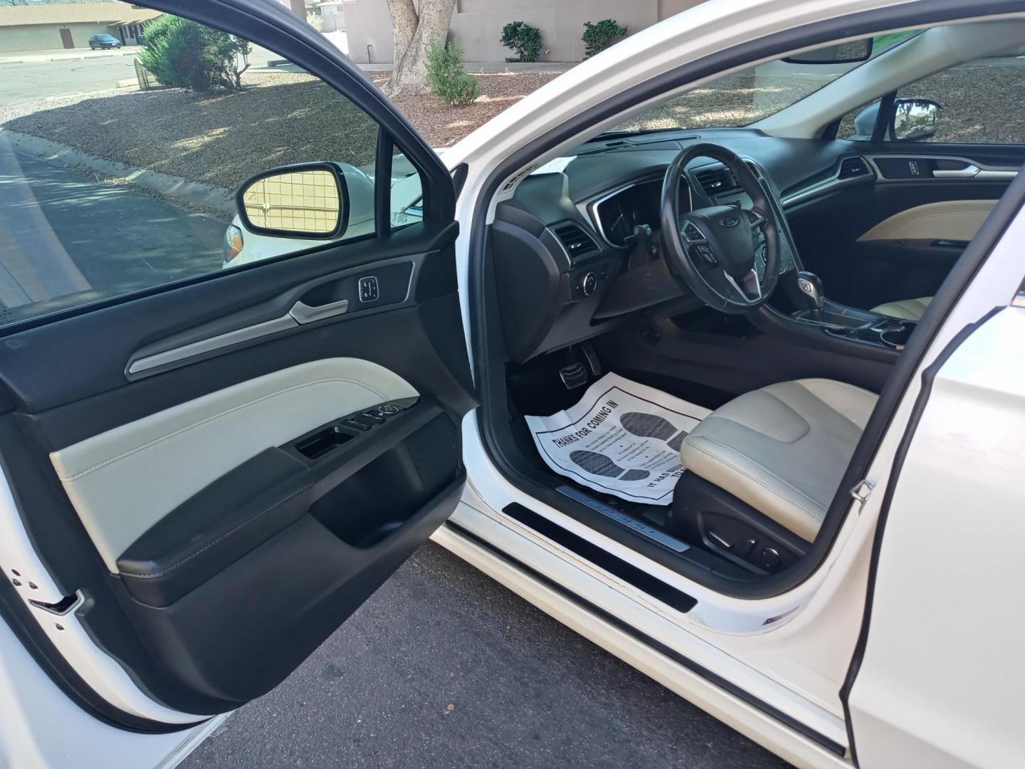 2015 WHITE /white and black Ford Fusion Energi Titanium (3FA6P0SU5FR) with an 2.0L L4 DOHC 16V HYBRID engine, Continuously Variable Transmission transmission, located at 323 E Dunlap Ave., Phoenix, AZ, 85020, (602) 331-9000, 33.567677, -112.069000 - 2015 Ford Fusion Energi Titanium,........EXCELLENT condition, A Real Must See!!.... No accidents, Power everything, Touch screen Stereo/cd player, Phone sync, Bluetooth, Satellite compatible, Backup camera, Ice cold ac, Clean Black and white interior with white leather seats in near perfect conditio - Photo#7