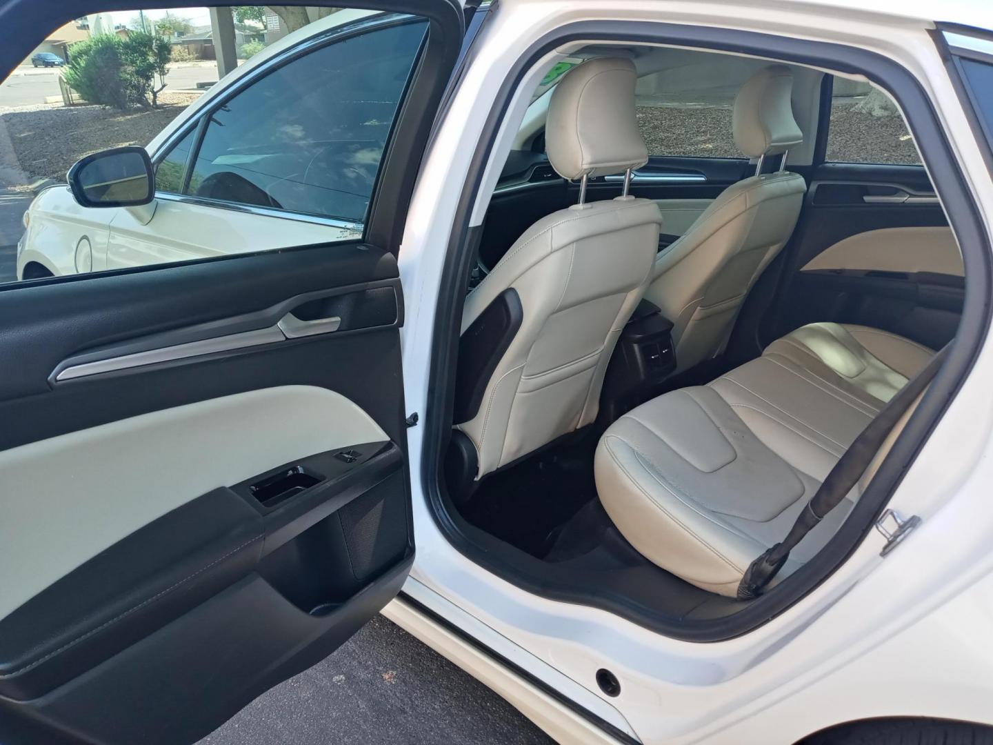 2015 WHITE /white and black Ford Fusion Energi Titanium (3FA6P0SU5FR) with an 2.0L L4 DOHC 16V HYBRID engine, Continuously Variable Transmission transmission, located at 323 E Dunlap Ave., Phoenix, AZ, 85020, (602) 331-9000, 33.567677, -112.069000 - 2015 Ford Fusion Energi Titanium,........EXCELLENT condition, A Real Must See!!.... No accidents, Power everything, Touch screen Stereo/cd player, Phone sync, Bluetooth, Satellite compatible, Backup camera, Ice cold ac, Clean Black and white interior with white leather seats in near perfect conditio - Photo#9