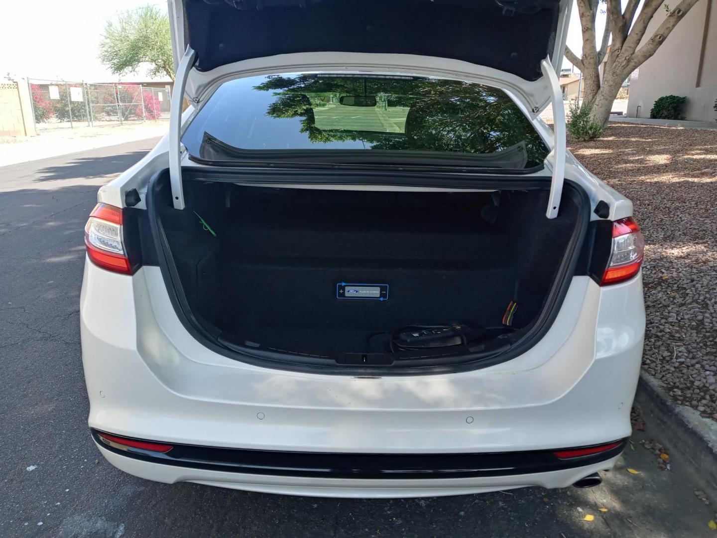 2015 WHITE /white and black Ford Fusion Energi Titanium (3FA6P0SU5FR) with an 2.0L L4 DOHC 16V HYBRID engine, Continuously Variable Transmission transmission, located at 323 E Dunlap Ave., Phoenix, AZ, 85020, (602) 331-9000, 33.567677, -112.069000 - 2015 Ford Fusion Energi Titanium,........EXCELLENT condition, A Real Must See!!.... No accidents, Power everything, Touch screen Stereo/cd player, Phone sync, Bluetooth, Satellite compatible, Backup camera, Ice cold ac, Clean Black and white interior with white leather seats in near perfect conditio - Photo#17