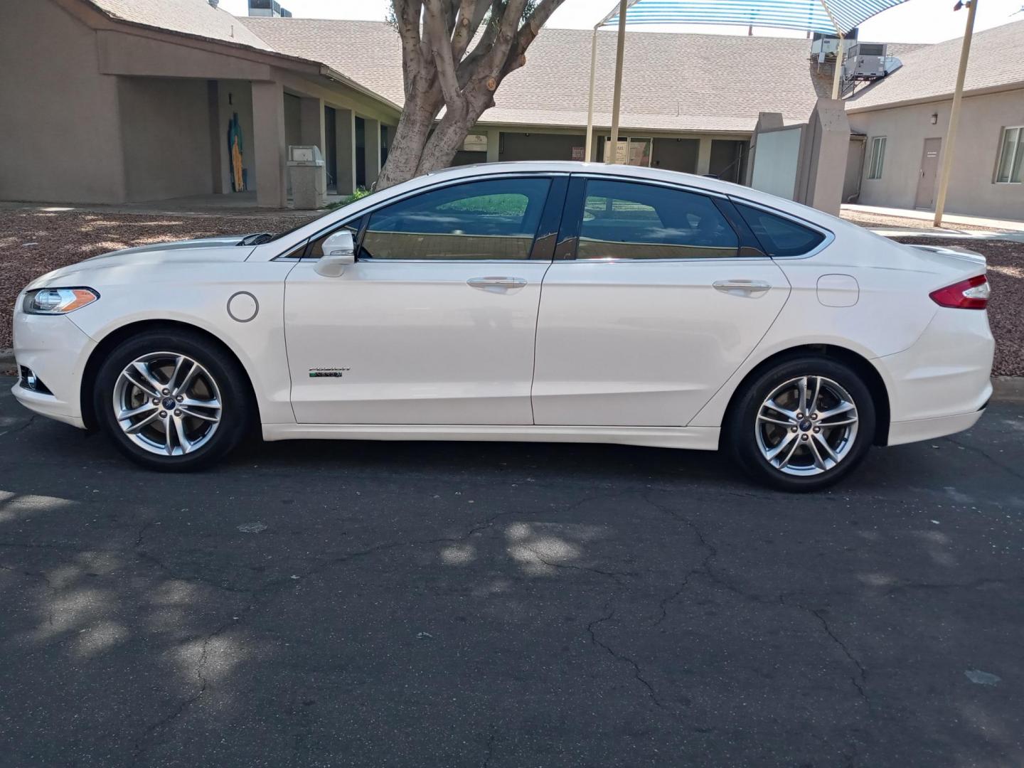 2015 WHITE /white and black Ford Fusion Energi Titanium (3FA6P0SU5FR) with an 2.0L L4 DOHC 16V HYBRID engine, Continuously Variable Transmission transmission, located at 323 E Dunlap Ave., Phoenix, AZ, 85020, (602) 331-9000, 33.567677, -112.069000 - 2015 Ford Fusion Energi Titanium,........EXCELLENT condition, A Real Must See!!.... No accidents, Power everything, Touch screen Stereo/cd player, Phone sync, Bluetooth, Satellite compatible, Backup camera, Ice cold ac, Clean Black and white interior with white leather seats in near perfect conditio - Photo#5