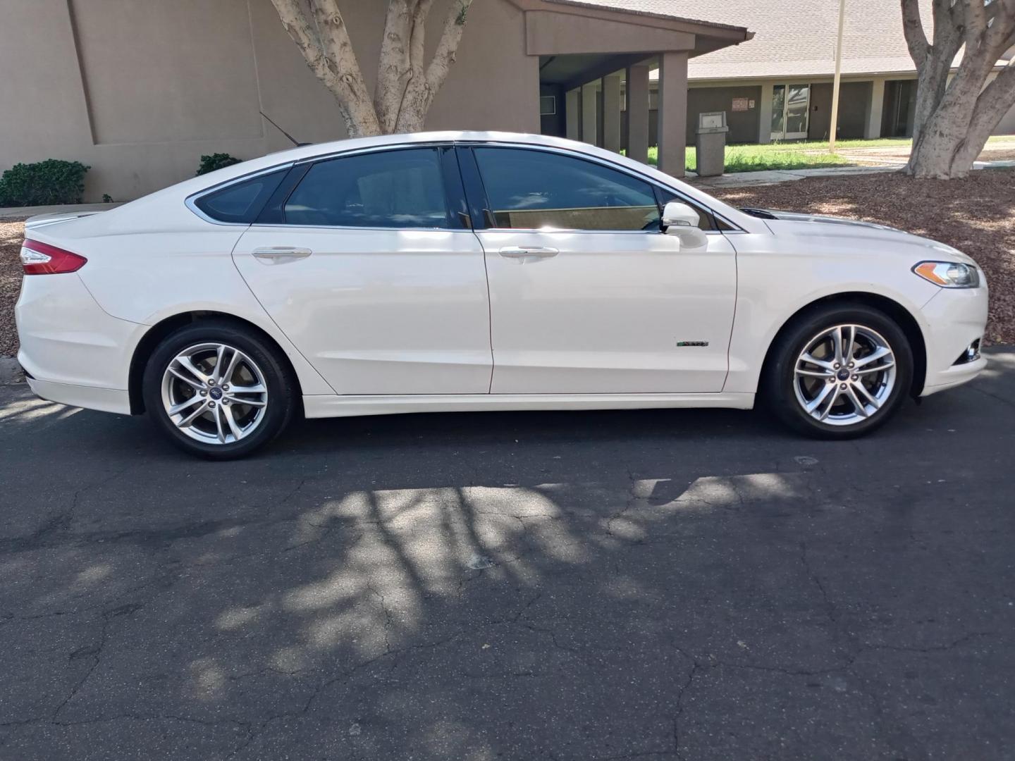 2015 WHITE /white and black Ford Fusion Energi Titanium (3FA6P0SU5FR) with an 2.0L L4 DOHC 16V HYBRID engine, Continuously Variable Transmission transmission, located at 323 E Dunlap Ave., Phoenix, AZ, 85020, (602) 331-9000, 33.567677, -112.069000 - 2015 Ford Fusion Energi Titanium,........EXCELLENT condition, A Real Must See!!.... No accidents, Power everything, Touch screen Stereo/cd player, Phone sync, Bluetooth, Satellite compatible, Backup camera, Ice cold ac, Clean Black and white interior with white leather seats in near perfect conditio - Photo#4