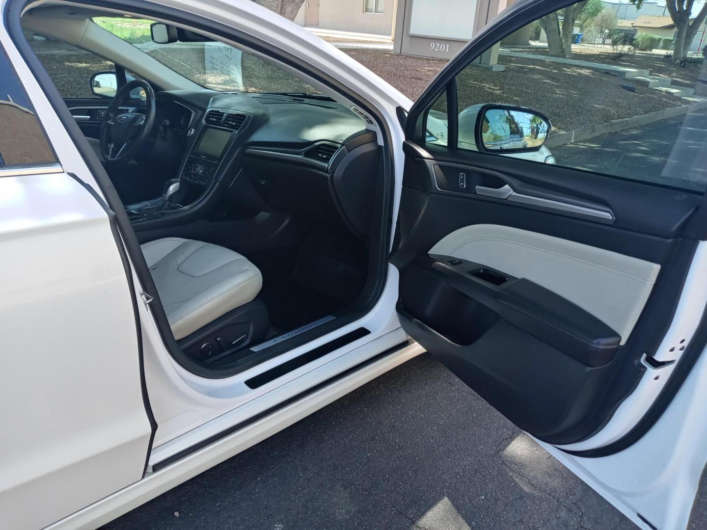 2015 WHITE /white and black Ford Fusion Energi Titanium (3FA6P0SU5FR) with an 2.0L L4 DOHC 16V HYBRID engine, Continuously Variable Transmission transmission, located at 323 E Dunlap Ave., Phoenix, AZ, 85020, (602) 331-9000, 33.567677, -112.069000 - 2015 Ford Fusion Energi Titanium,........EXCELLENT condition, A Real Must See!!.... No accidents, Power everything, Touch screen Stereo/cd player, Phone sync, Bluetooth, Satellite compatible, Backup camera, Ice cold ac, Clean Black and white interior with white leather seats in near perfect conditio - Photo#11
