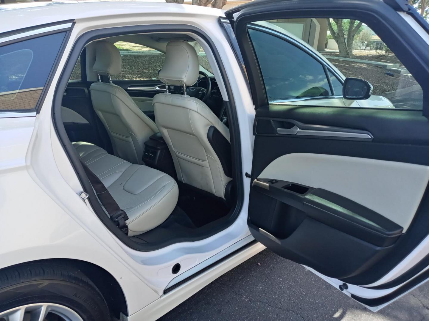 2015 WHITE /white and black Ford Fusion Energi Titanium (3FA6P0SU5FR) with an 2.0L L4 DOHC 16V HYBRID engine, Continuously Variable Transmission transmission, located at 323 E Dunlap Ave., Phoenix, AZ, 85020, (602) 331-9000, 33.567677, -112.069000 - 2015 Ford Fusion Energi Titanium,........EXCELLENT condition, A Real Must See!!.... No accidents, Power everything, Touch screen Stereo/cd player, Phone sync, Bluetooth, Satellite compatible, Backup camera, Ice cold ac, Clean Black and white interior with white leather seats in near perfect conditio - Photo#13