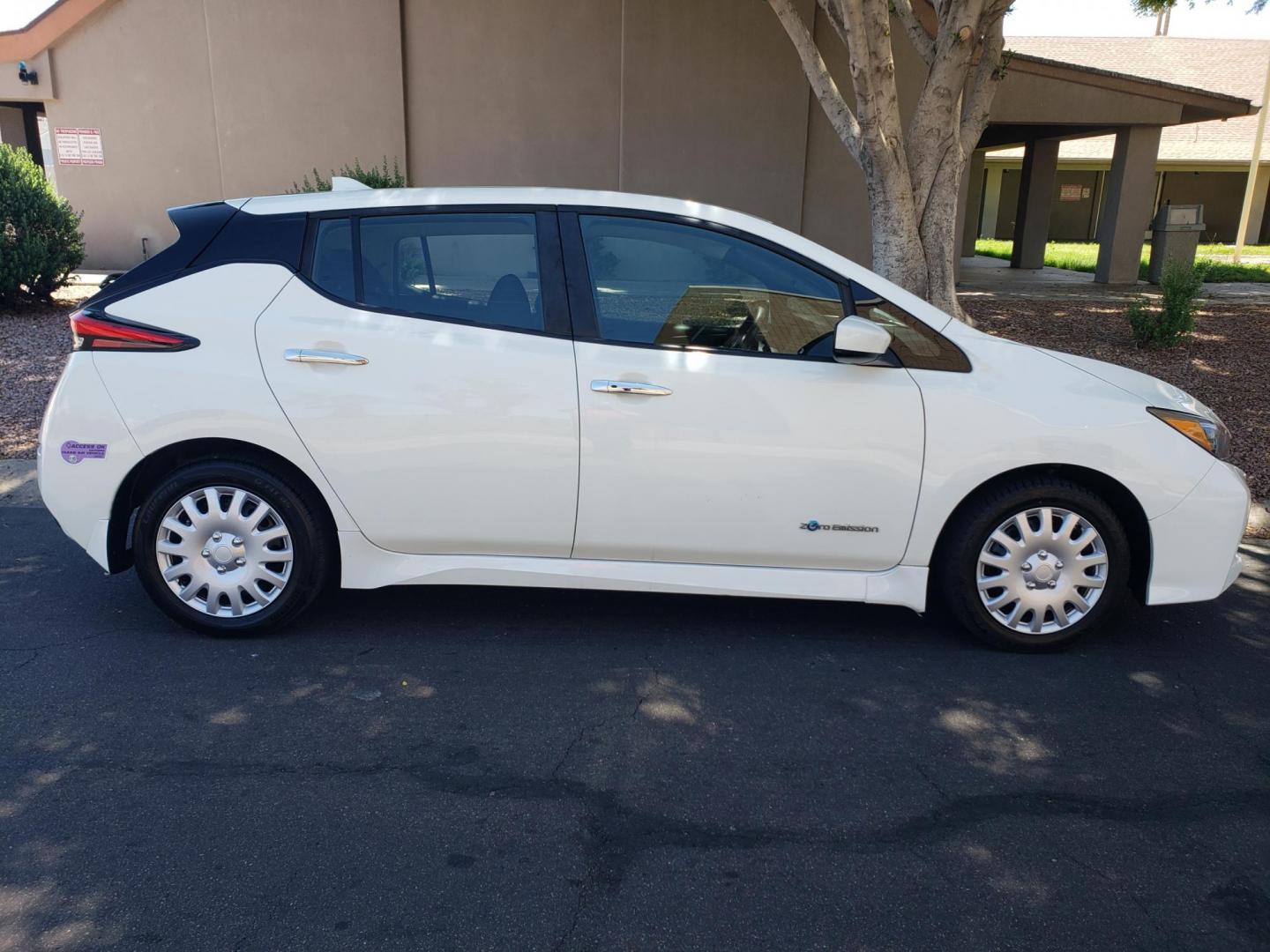 2019 Nissan Leaf SV (1N4AZ1CP8KC) with an ELECTRIC engine, CVT transmission, located at 323 E Dunlap Ave., Phoenix, AZ, 85020, (602) 331-9000, 33.567677, -112.069000 - 2019 Nissan Leaf SV,.......A Must See!! ONLY 66K MILES!!!.... $8,995 CASH ONLY PRICING!!!........No accidents, Ice cold AC. The car is gorgeous inside and out. Power windows, Power door locks, Touch screen Stereo, Phone sync, Bluetooth, Satellite compatible, Backup camera, Beautiful gray and black - Photo#4