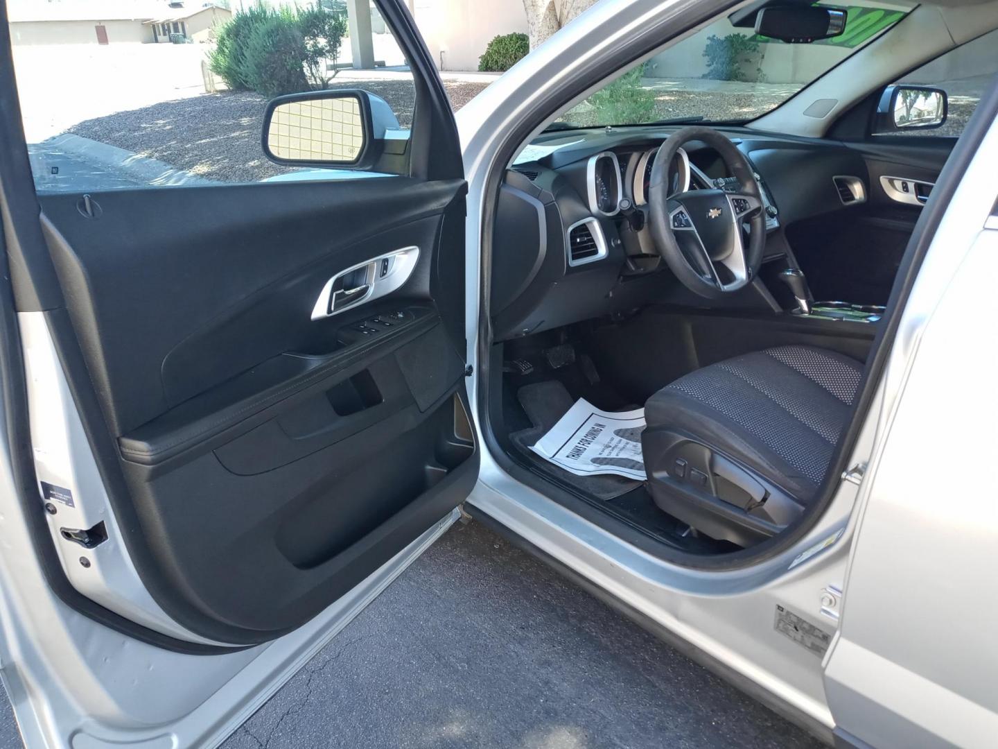 2016 silver /gray and black Chevrolet Equinox LT 2WD (2GNALCEK9G1) with an 2.4L L4 DOHC 16V FFV engine, 6A transmission, located at 323 E Dunlap Ave., Phoenix, AZ, 85020, (602) 331-9000, 33.567677, -112.069000 - 2016 Chevrolet Equinox LT 2WD,.......EXCELLENT condition,.... Ice Cold A/C, Black and gray interior with black cloth seats in near perfect condition, New brakes, Tune up, touch screen Stereo, Bluetooth, Phone sync, Backuup camera, Satellite compatible, This suv is gorgeous inside and out, Incredibl - Photo#8