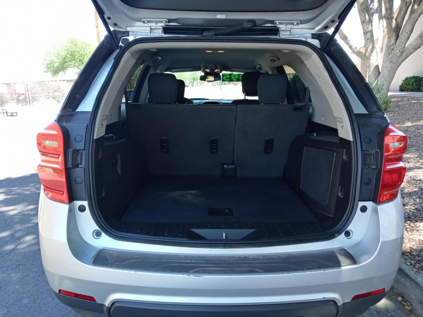 2016 silver /gray and black Chevrolet Equinox LT 2WD (2GNALCEK9G1) with an 2.4L L4 DOHC 16V FFV engine, 6A transmission, located at 323 E Dunlap Ave., Phoenix, AZ, 85020, (602) 331-9000, 33.567677, -112.069000 - 2016 Chevrolet Equinox LT 2WD,.......EXCELLENT condition,.... Ice Cold A/C, Black and gray interior with black cloth seats in near perfect condition, New brakes, Tune up, touch screen Stereo, Bluetooth, Phone sync, Backuup camera, Satellite compatible, This suv is gorgeous inside and out, Incredibl - Photo#16