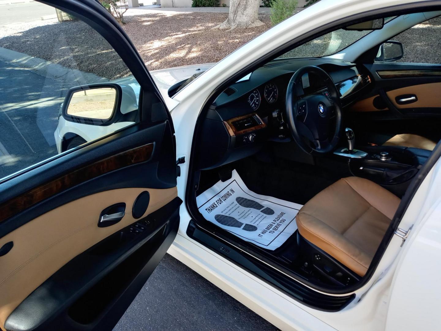 2010 silver /Tan and black BMW 5-Series 528i (WBANU5C52AC) with an 3.0L L6 DOHC 24V engine, automatic transmission, located at 323 E Dunlap Ave., Phoenix, AZ, 85020, (602) 331-9000, 33.567677, -112.069000 - 2010 BMW 5-Series 528i,........CASH PRICING FIRM...$7000 O.T.D. Easy no haggle pricing for a very nice luxury atuomobile. Just bring cashier check or cash and drive her away.....EXCELLENT condition, A Real Must See!!.... No accidents, Power everything, Stereo/cd player, Phone sync, Bluetooth, Ic - Photo#8