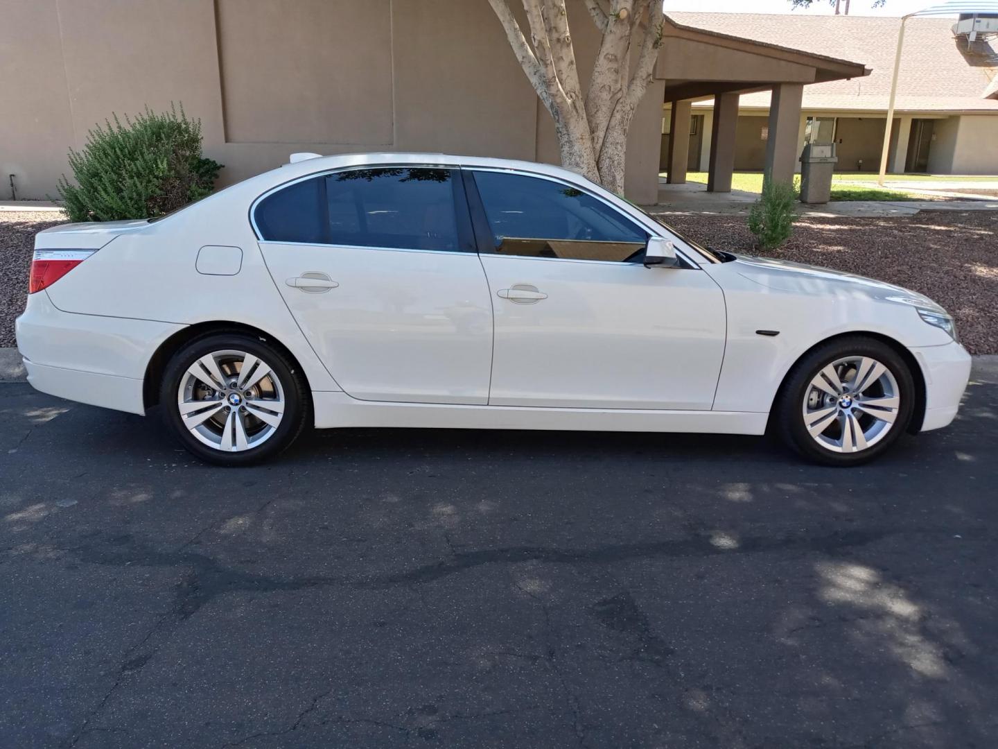2010 silver /Tan and black BMW 5-Series 528i (WBANU5C52AC) with an 3.0L L6 DOHC 24V engine, automatic transmission, located at 323 E Dunlap Ave., Phoenix, AZ, 85020, (602) 331-9000, 33.567677, -112.069000 - 2010 BMW 5-Series 528i,........CASH PRICING FIRM...$7000 O.T.D. Easy no haggle pricing for a very nice luxury atuomobile. Just bring cashier check or cash and drive her away.....EXCELLENT condition, A Real Must See!!.... No accidents, Power everything, Stereo/cd player, Phone sync, Bluetooth, Ic - Photo#4