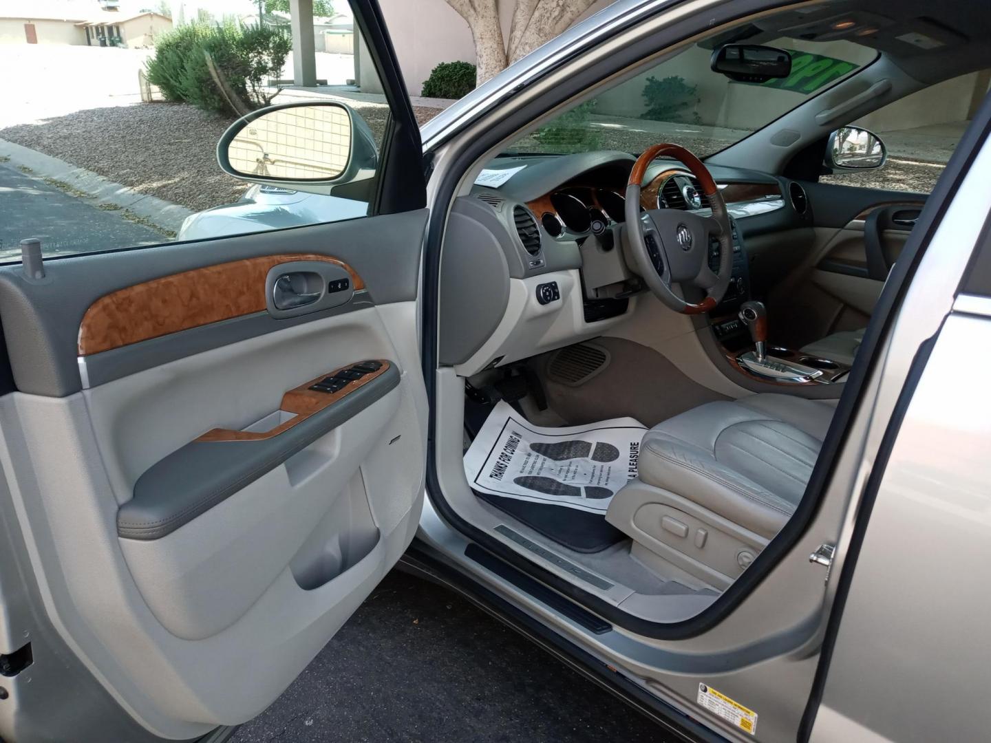 2008 Buick Enclave CXL FWD (5GAER23718J) with an 3.6L V6 DOHC 24V engine, 6-Speed Automatic Overdrive transmission, located at 323 E Dunlap Ave., Phoenix, AZ, 85020, (602) 331-9000, 33.567677, -112.069000 - 2008 Buick Enclave CXL FWD,.......EXCELLENT condition,....ONLY 127K MILES........ Ice Cold A/C front and rear, gray interior with gray leather seats in near perfect condition, New brakes, Tune up, Stereo/CD Player, Bluetooth, Phone sync, Satellite compatible, 3RD Row seating, Rear A/C, This suv - Photo#8
