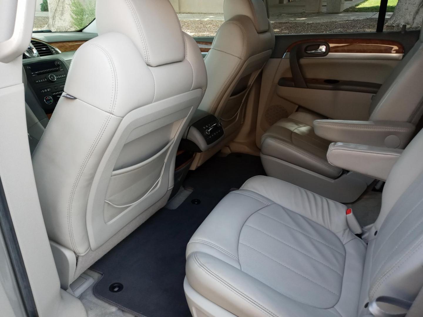 2008 Buick Enclave CXL FWD (5GAER23718J) with an 3.6L V6 DOHC 24V engine, 6-Speed Automatic Overdrive transmission, located at 323 E Dunlap Ave., Phoenix, AZ, 85020, (602) 331-9000, 33.567677, -112.069000 - 2008 Buick Enclave CXL FWD,.......EXCELLENT condition,....ONLY 127K MILES........ Ice Cold A/C front and rear, gray interior with gray leather seats in near perfect condition, New brakes, Tune up, Stereo/CD Player, Bluetooth, Phone sync, Satellite compatible, 3RD Row seating, Rear A/C, This suv - Photo#11