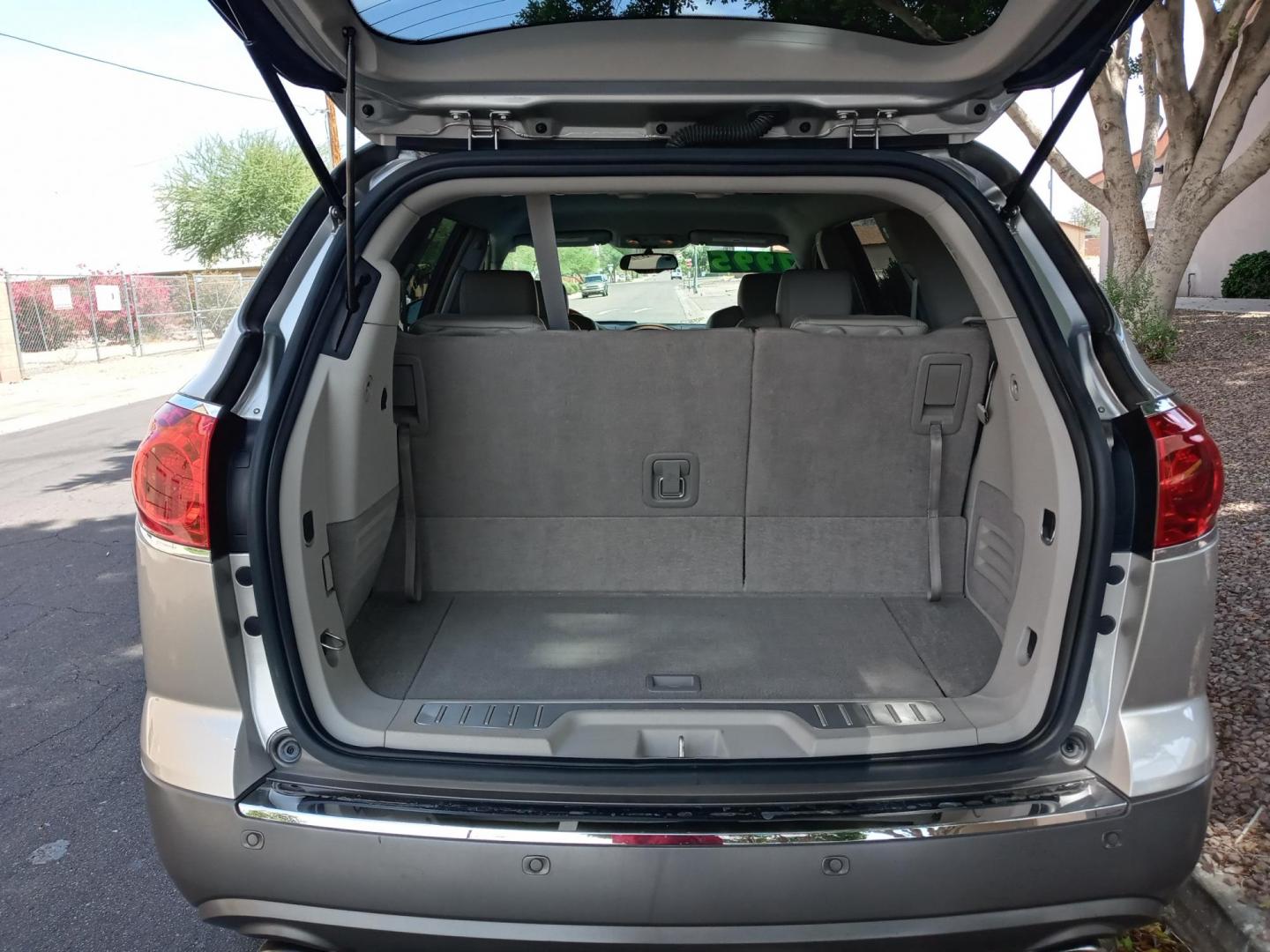 2008 Buick Enclave CXL FWD (5GAER23718J) with an 3.6L V6 DOHC 24V engine, 6-Speed Automatic Overdrive transmission, located at 323 E Dunlap Ave., Phoenix, AZ, 85020, (602) 331-9000, 33.567677, -112.069000 - 2008 Buick Enclave CXL FWD,.......EXCELLENT condition,....ONLY 127K MILES........ Ice Cold A/C front and rear, gray interior with gray leather seats in near perfect condition, New brakes, Tune up, Stereo/CD Player, Bluetooth, Phone sync, Satellite compatible, 3RD Row seating, Rear A/C, This suv - Photo#18