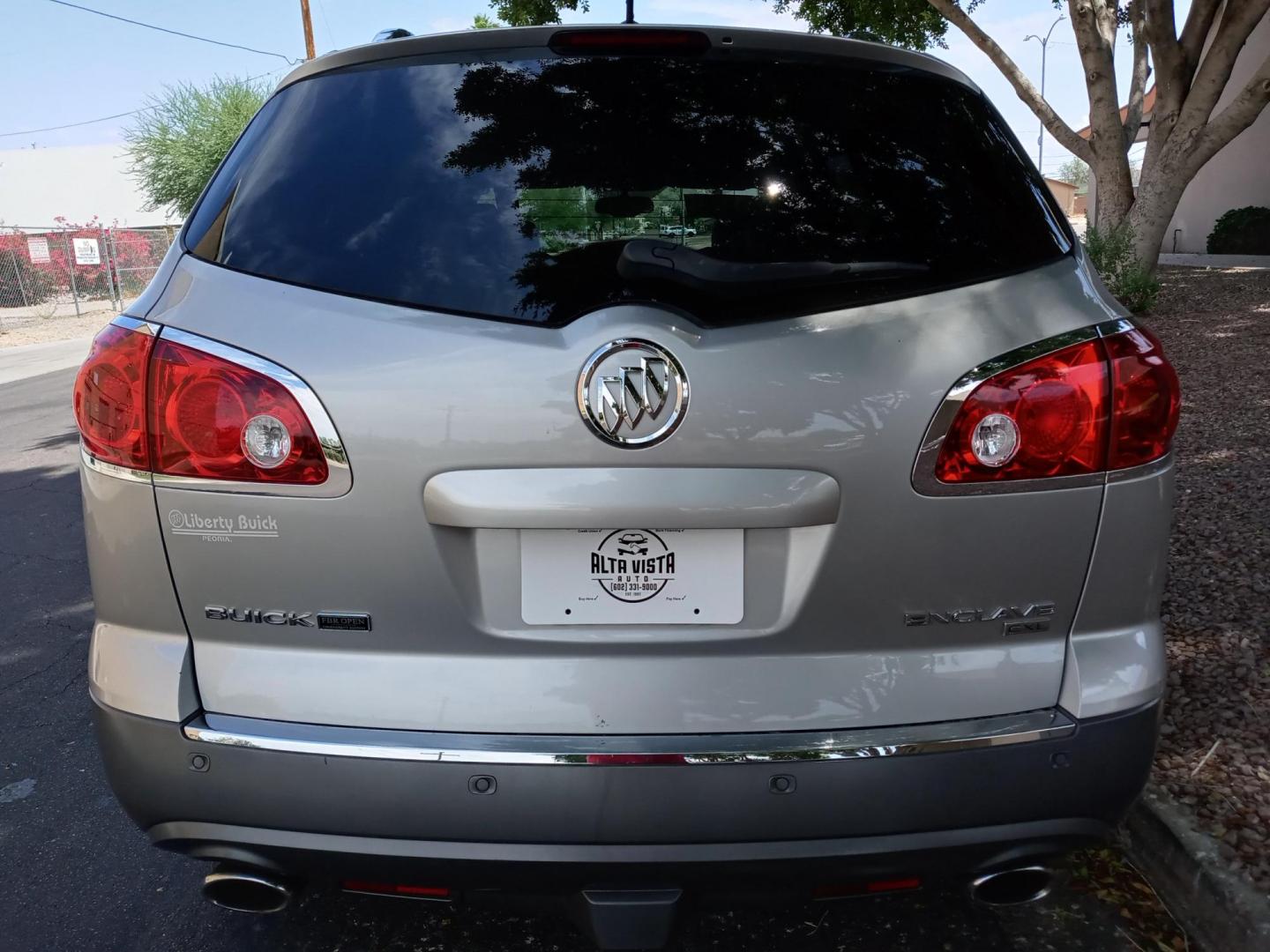 2008 Buick Enclave CXL FWD (5GAER23718J) with an 3.6L V6 DOHC 24V engine, 6-Speed Automatic Overdrive transmission, located at 323 E Dunlap Ave., Phoenix, AZ, 85020, (602) 331-9000, 33.567677, -112.069000 - 2008 Buick Enclave CXL FWD,.......EXCELLENT condition,....ONLY 127K MILES........ Ice Cold A/C front and rear, gray interior with gray leather seats in near perfect condition, New brakes, Tune up, Stereo/CD Player, Bluetooth, Phone sync, Satellite compatible, 3RD Row seating, Rear A/C, This suv - Photo#7