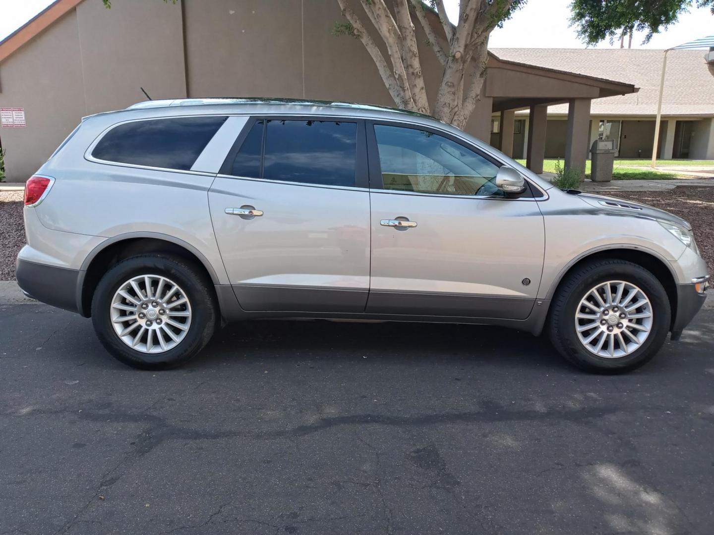 2008 Buick Enclave CXL FWD (5GAER23718J) with an 3.6L V6 DOHC 24V engine, 6-Speed Automatic Overdrive transmission, located at 323 E Dunlap Ave., Phoenix, AZ, 85020, (602) 331-9000, 33.567677, -112.069000 - 2008 Buick Enclave CXL FWD,.......EXCELLENT condition,....ONLY 127K MILES........ Ice Cold A/C front and rear, gray interior with gray leather seats in near perfect condition, New brakes, Tune up, Stereo/CD Player, Bluetooth, Phone sync, Satellite compatible, 3RD Row seating, Rear A/C, This suv - Photo#4