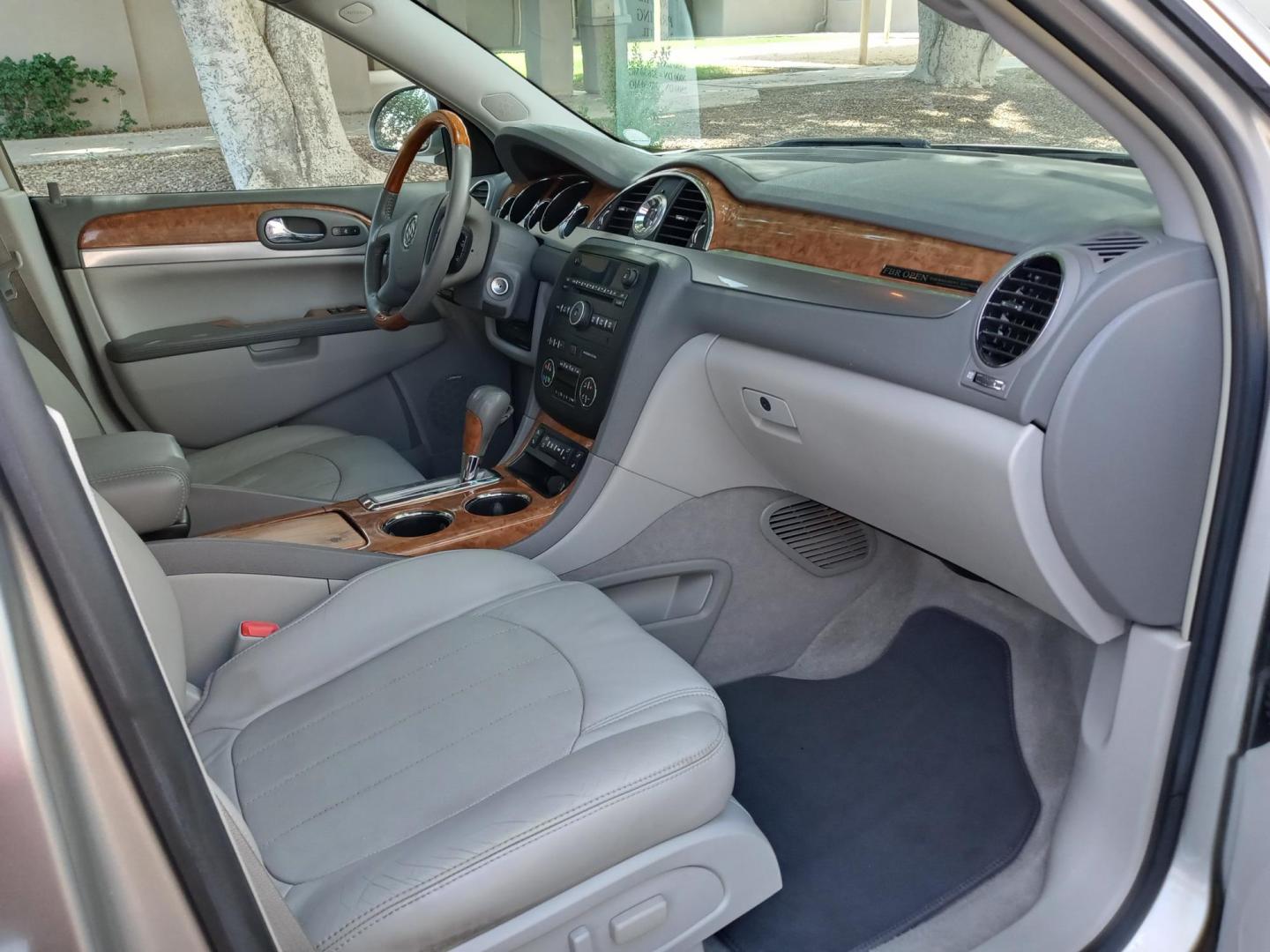 2008 Buick Enclave CXL FWD (5GAER23718J) with an 3.6L V6 DOHC 24V engine, 6-Speed Automatic Overdrive transmission, located at 323 E Dunlap Ave., Phoenix, AZ, 85020, (602) 331-9000, 33.567677, -112.069000 - 2008 Buick Enclave CXL FWD,.......EXCELLENT condition,....ONLY 127K MILES........ Ice Cold A/C front and rear, gray interior with gray leather seats in near perfect condition, New brakes, Tune up, Stereo/CD Player, Bluetooth, Phone sync, Satellite compatible, 3RD Row seating, Rear A/C, This suv - Photo#14