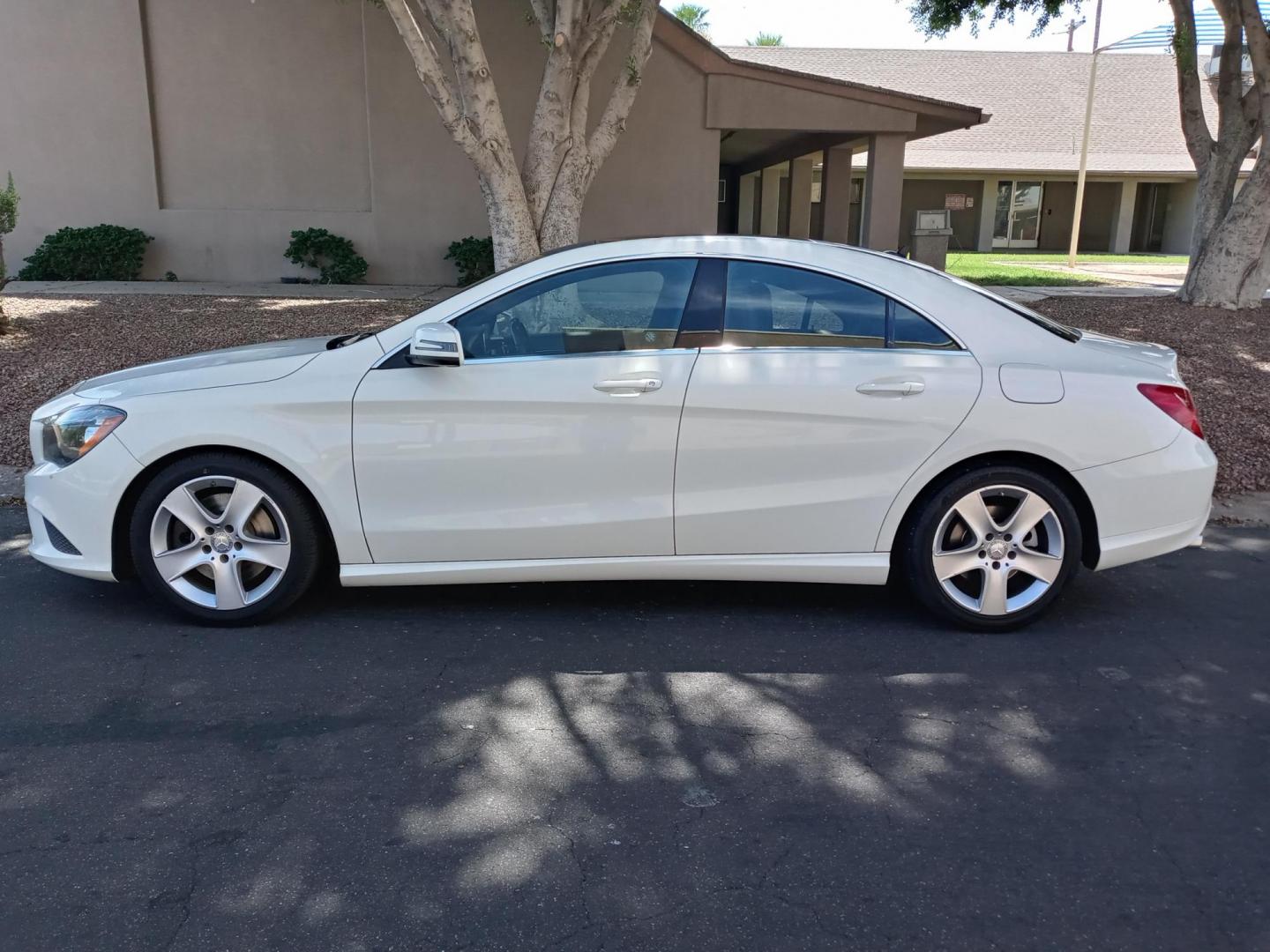 2015 WHITE /black Mercedes-Benz CLA-Class CLA250 (WDDSJ4EB7FN) with an 2.0L L4 DOHC 16V engine, 7-Speed Automatic transmission, located at 323 E Dunlap Ave., Phoenix, AZ, 85020, (602) 331-9000, 33.567677, -112.069000 - 2015 Mercedes-Benz CLA-Class CLA250,........EXCELLENT condition, A Real Must See!!.... ONLY 103K MILES!!!..... No accidents, Power everything, Stereo/cd player, Phone sync, Bluetooth, Navigation, Backup camera, Ice cold ac, Clean Black interior with Black leather seats in near perfect condition, po - Photo#5