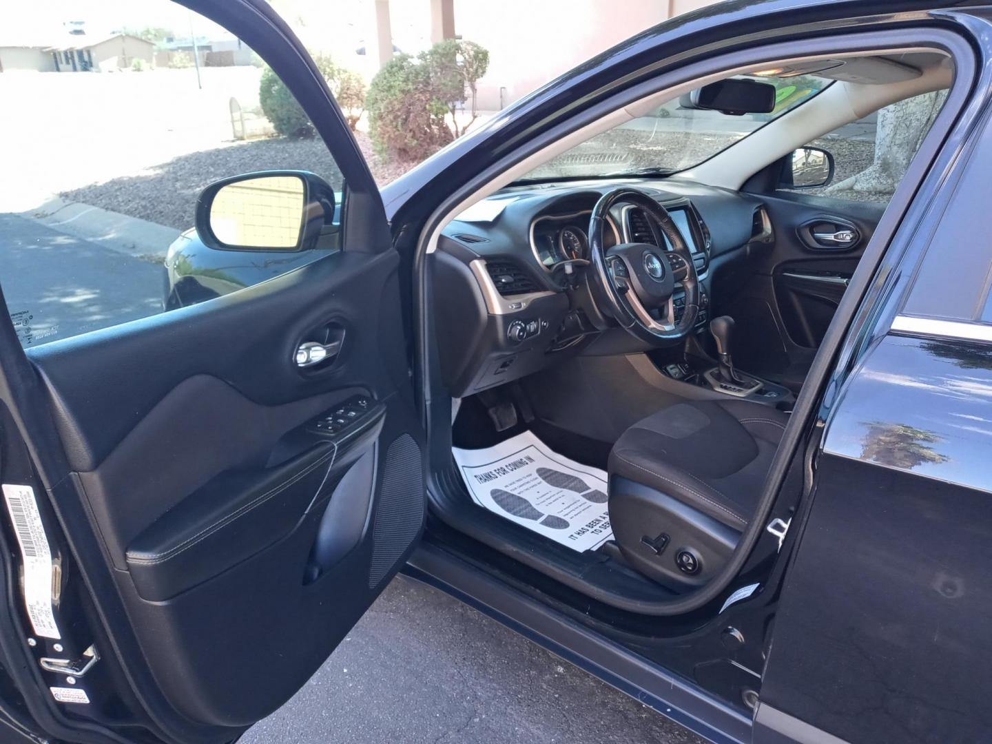 2017 black Jeep Cherokee Latitude FWD (1C4PJLCB7HW) with an 2.4L L4 DOHC 16V engine, 9A transmission, located at 323 E Dunlap Ave., Phoenix, AZ, 85020, (602) 331-9000, 33.567677, -112.069000 - Photo#8