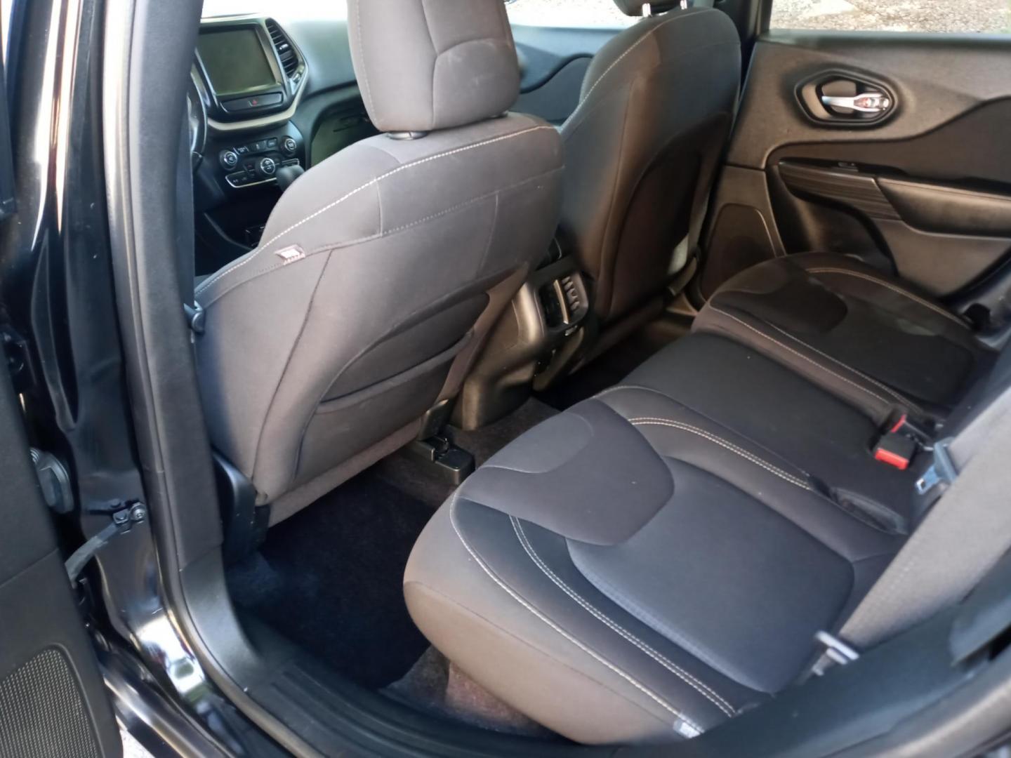 2017 black Jeep Cherokee Latitude FWD (1C4PJLCB7HW) with an 2.4L L4 DOHC 16V engine, 9A transmission, located at 323 E Dunlap Ave., Phoenix, AZ, 85020, (602) 331-9000, 33.567677, -112.069000 - Photo#11