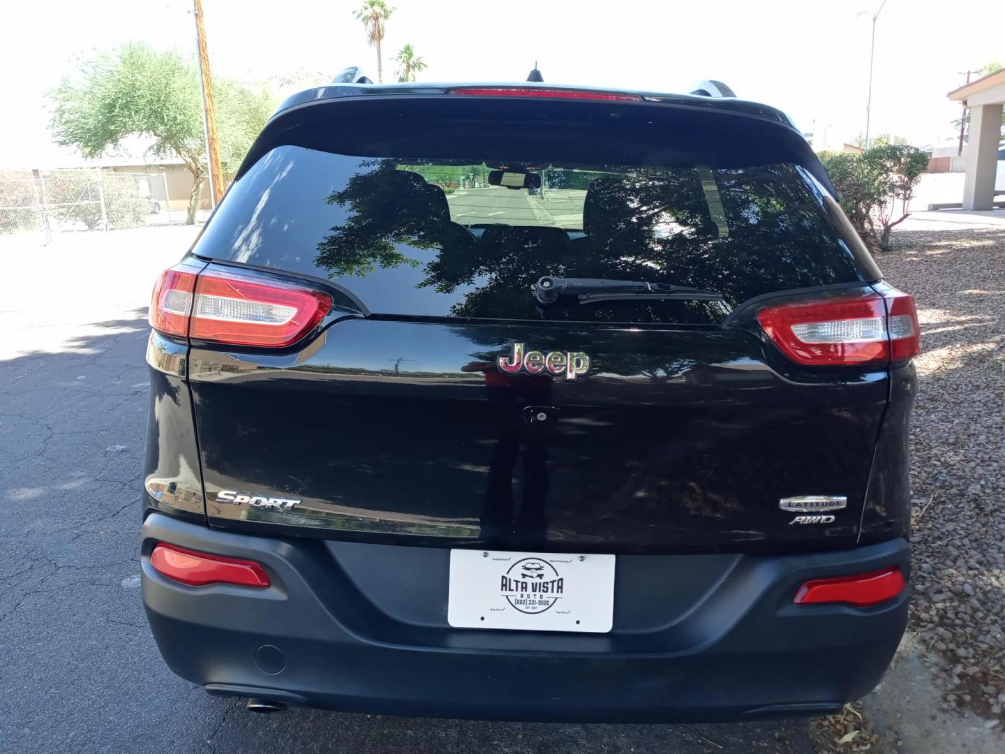 2017 black Jeep Cherokee Latitude FWD (1C4PJLCB7HW) with an 2.4L L4 DOHC 16V engine, 9A transmission, located at 323 E Dunlap Ave., Phoenix, AZ, 85020, (602) 331-9000, 33.567677, -112.069000 - Photo#7