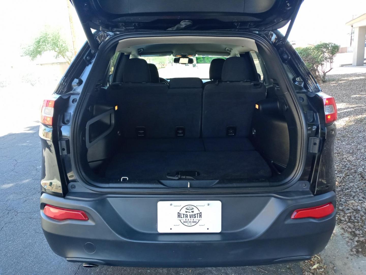 2017 black Jeep Cherokee Latitude FWD (1C4PJLCB7HW) with an 2.4L L4 DOHC 16V engine, 9A transmission, located at 323 E Dunlap Ave., Phoenix, AZ, 85020, (602) 331-9000, 33.567677, -112.069000 - Photo#16