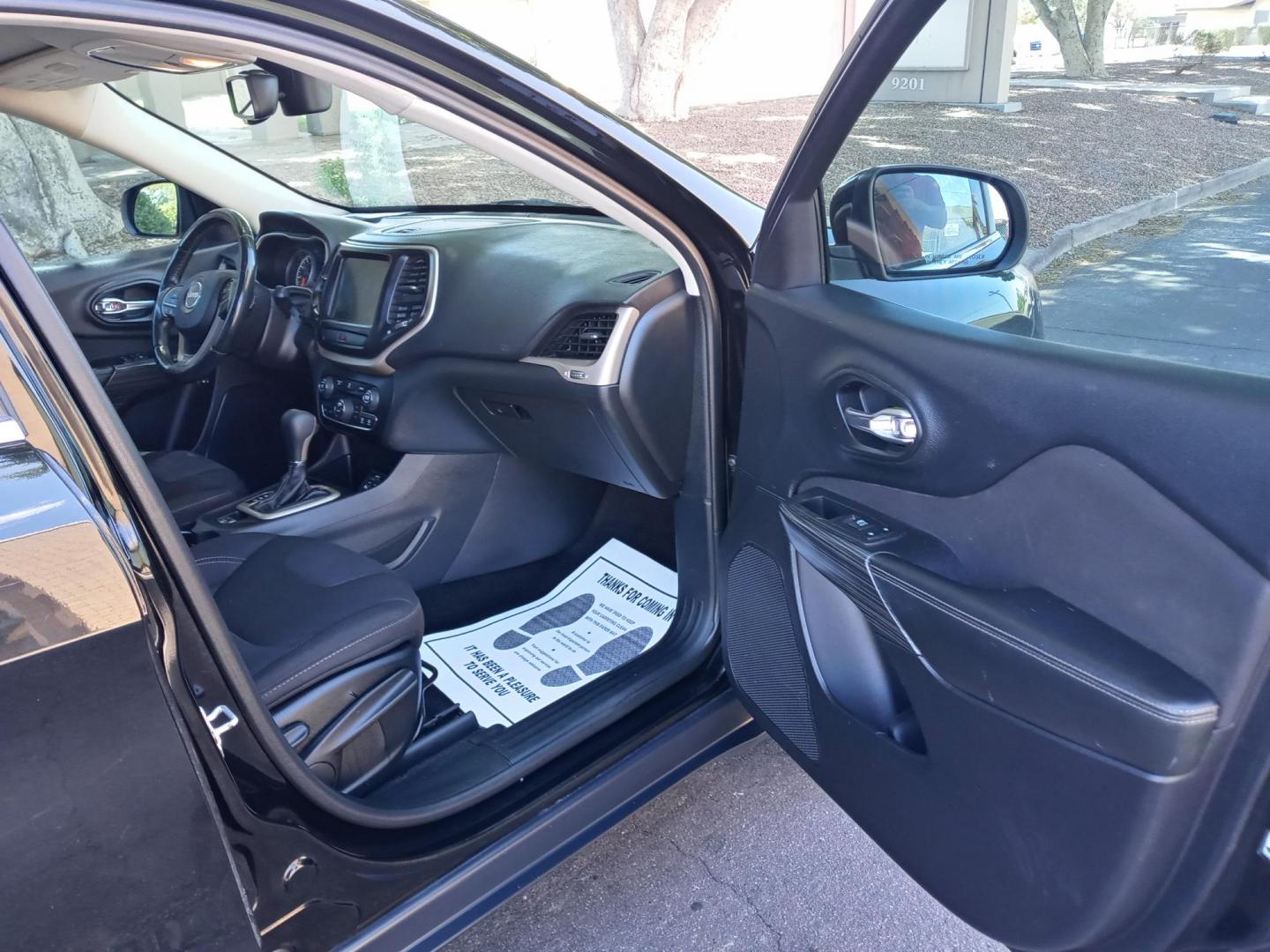 2017 black Jeep Cherokee Latitude FWD (1C4PJLCB7HW) with an 2.4L L4 DOHC 16V engine, 9A transmission, located at 323 E Dunlap Ave., Phoenix, AZ, 85020, (602) 331-9000, 33.567677, -112.069000 - Photo#12