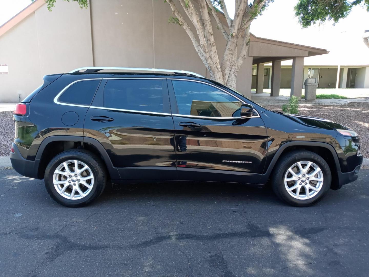 2017 black Jeep Cherokee Latitude FWD (1C4PJLCB7HW) with an 2.4L L4 DOHC 16V engine, 9A transmission, located at 323 E Dunlap Ave., Phoenix, AZ, 85020, (602) 331-9000, 33.567677, -112.069000 - Photo#4