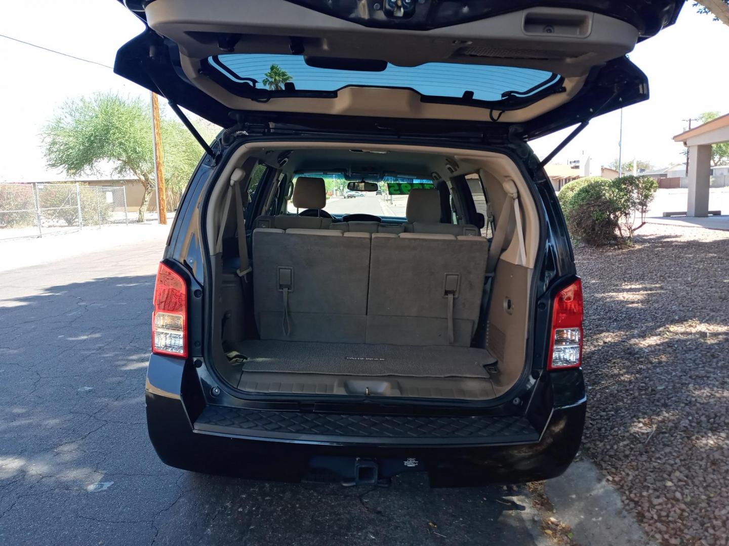2011 black /tan Nissan Pathfinder LE 4WD (5N1AR1NB8BC) with an 4.0L V6 DOHC 24V engine, 5-Speed Automatic transmission, located at 323 E Dunlap Ave., Phoenix, AZ, 85020, (602) 331-9000, 33.567677, -112.069000 - 2011 Nissan Pathfinder LE 4WD,.......EXCELLENT condition,.... Ice Cold A/C front and rear, TAN interior with tan cloth seats in near perfect condition, New brakes, Tune up, Stereo/CD Player, Bluetooth, Phone sync, backup camera, 3RD Row seating, Rear A/C, This suv is gorgeous inside and out, Incredi - Photo#18