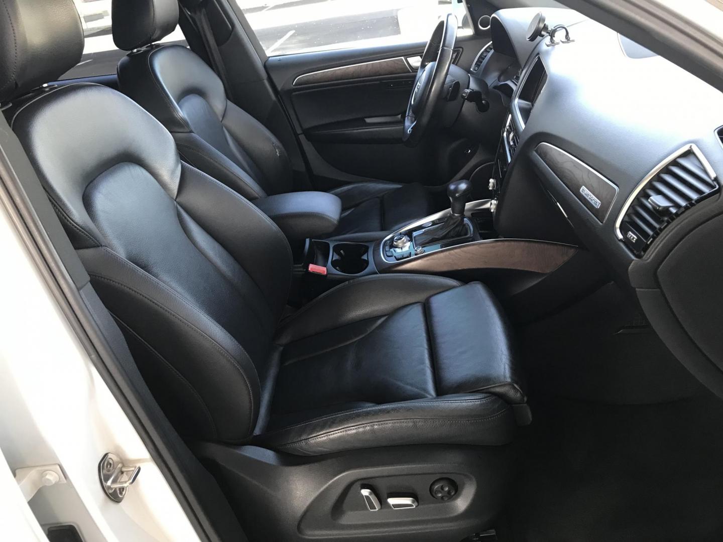 2015 WHITE /black Audi Q5 3.0T Premium Plus quattro (WA1DGAFP2FA) with an 3.0L V6 DOHC 24V engine, 8-Speed Automatic transmission, located at 323 E Dunlap Ave., Phoenix, AZ, 85020, (602) 331-9000, 33.567677, -112.069000 - 2015 AUDI Q5 SUV AWD 4WD, Premium Plus,.....A Must See!!!...Automatic, 3.0T Engine, 152k miles, Ice cold AC. Panorama Roof. The SUV is gorgeous inside and out. Power windows, Power door locks, Roof Rack, Stereo/ CD Player, Beautiful White Exterior with black leather seats in near good condition, Bac - Photo#8
