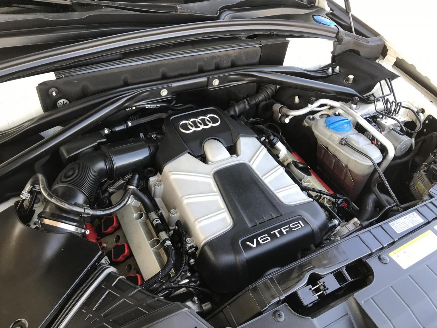 2015 WHITE /black Audi Q5 3.0T Premium Plus quattro (WA1DGAFP2FA) with an 3.0L V6 DOHC 24V engine, 8-Speed Automatic transmission, located at 323 E Dunlap Ave., Phoenix, AZ, 85020, (602) 331-9000, 33.567677, -112.069000 - 2015 AUDI Q5 SUV AWD 4WD, Premium Plus,.....A Must See!!!...Automatic, 3.0T Engine, 152k miles, Ice cold AC. Panorama Roof. The SUV is gorgeous inside and out. Power windows, Power door locks, Roof Rack, Stereo/ CD Player, Beautiful White Exterior with black leather seats in near good condition, Bac - Photo#16
