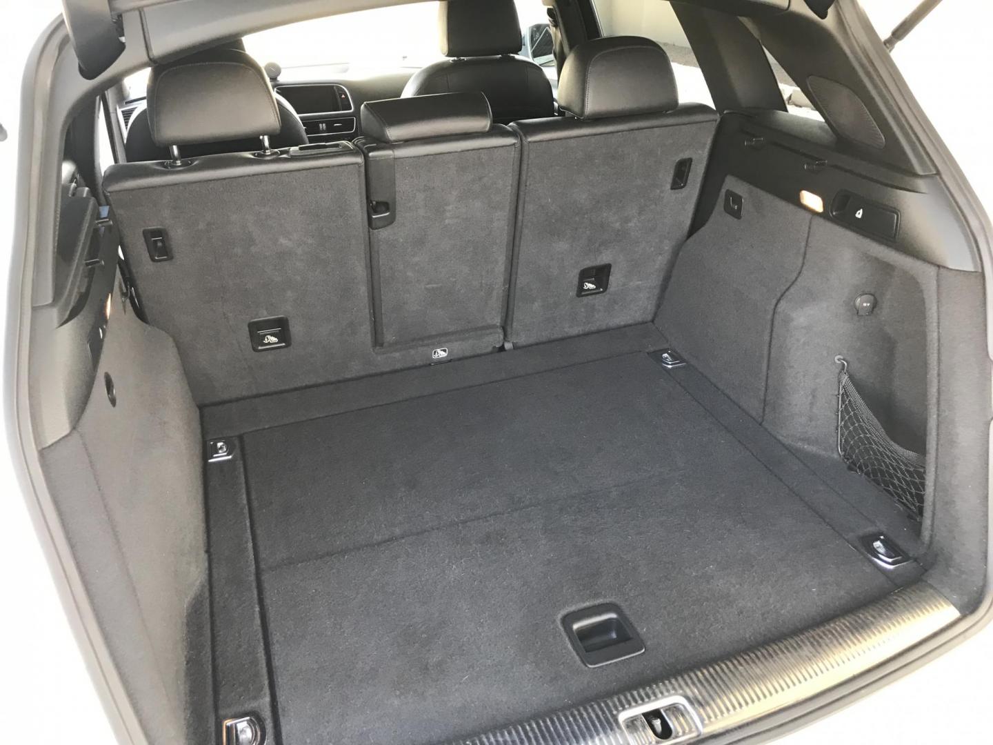 2015 WHITE /black Audi Q5 3.0T Premium Plus quattro (WA1DGAFP2FA) with an 3.0L V6 DOHC 24V engine, 8-Speed Automatic transmission, located at 323 E Dunlap Ave., Phoenix, AZ, 85020, (602) 331-9000, 33.567677, -112.069000 - 2015 AUDI Q5 SUV AWD 4WD, Premium Plus,.....A Must See!!!...Automatic, 3.0T Engine, 152k miles, Ice cold AC. Panorama Roof. The SUV is gorgeous inside and out. Power windows, Power door locks, Roof Rack, Stereo/ CD Player, Beautiful White Exterior with black leather seats in near good condition, Bac - Photo#17
