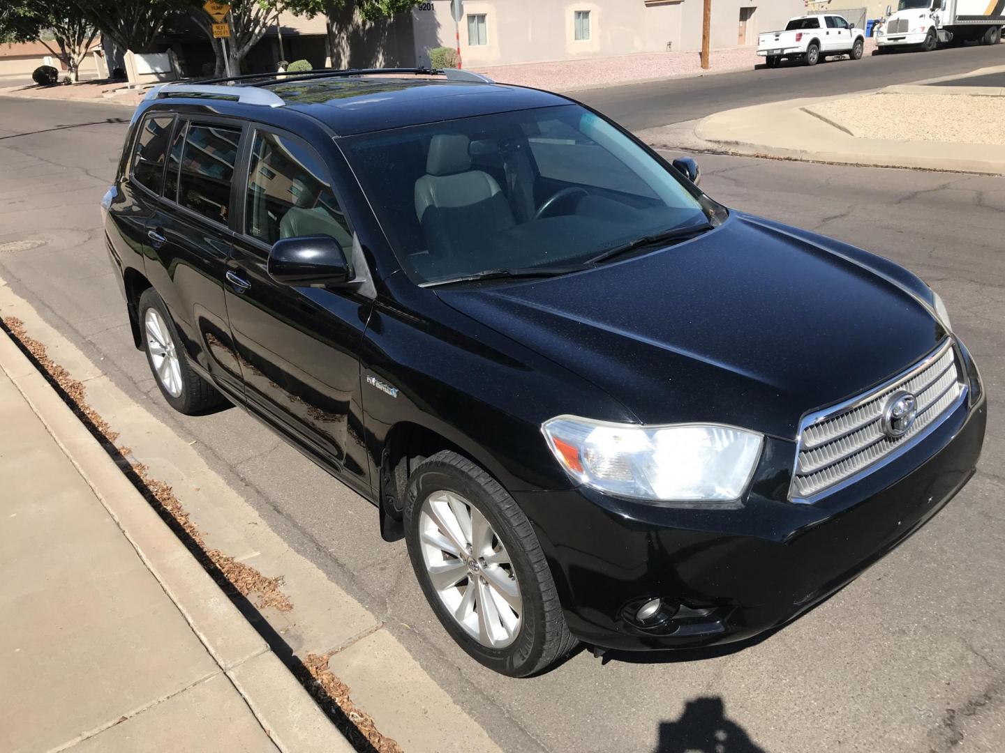 2008 black /gray Toyota Highlander Hybrid Limited 4WD (JTEEW44A482) with an 3.3L V6 DOHC 24V HYBRID engine, Automatic CVT Overdrive transmission, located at 323 E Dunlap Ave., Phoenix, AZ, 85020, (602) 331-9000, 33.567677, -112.069000 - 2008 TOYOTA HIGHLANDER LIMITED EDITION SUV AWD 4WD HYBRID ,..... with 3RD ROW SEATING, Great Family SUV .... A Must See!!!...Automatic, 3.3L Engine, 224k miles, Ice cold AC. Sunroof, Backup Camera, Navigation, Power Options, Alloy Wheels.. The SUV is gorgeous inside and out. Beautiful Black Exterior - Photo#5