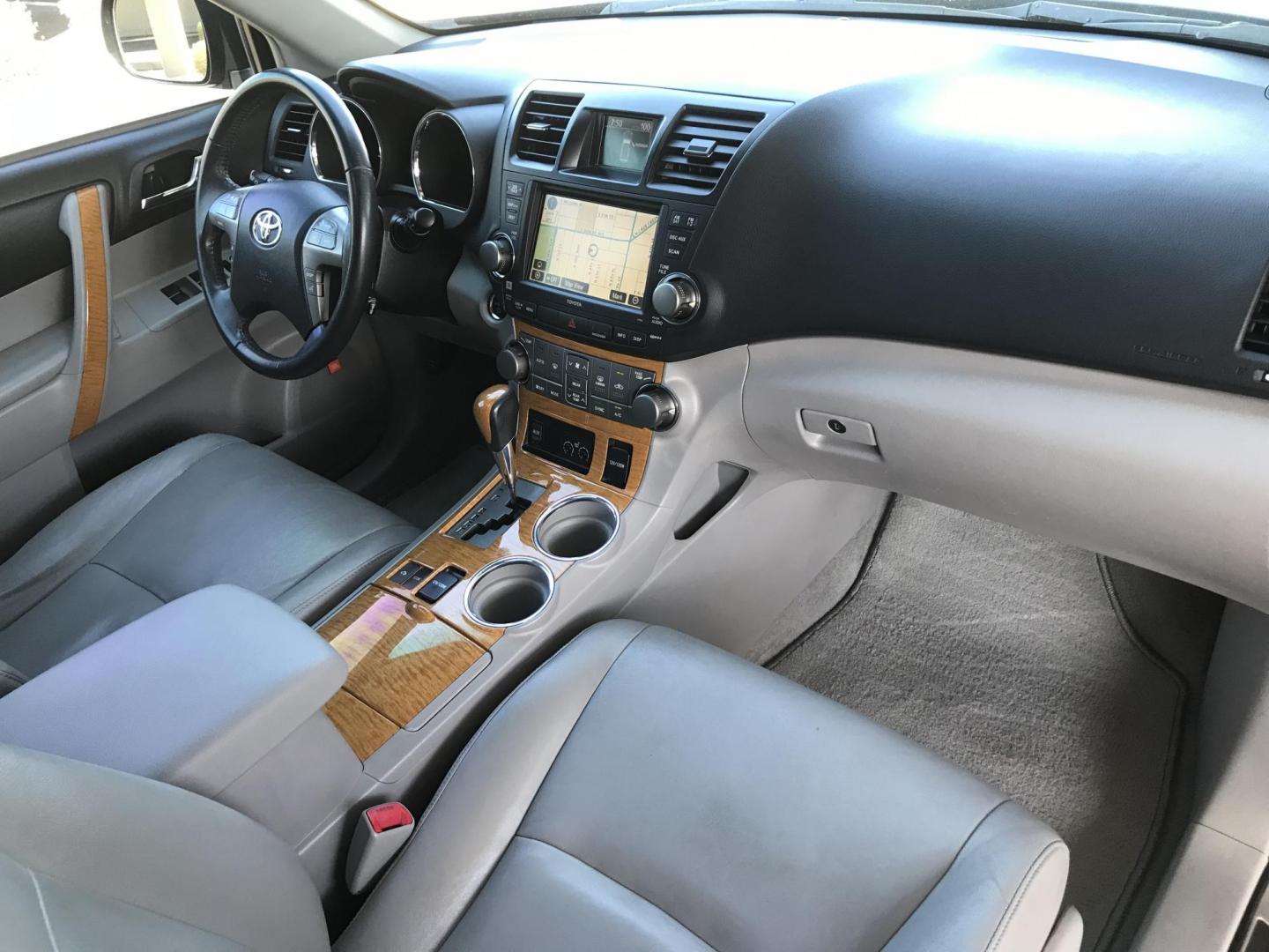 2008 black /gray Toyota Highlander Hybrid Limited 4WD (JTEEW44A482) with an 3.3L V6 DOHC 24V HYBRID engine, Automatic CVT Overdrive transmission, located at 323 E Dunlap Ave., Phoenix, AZ, 85020, (602) 331-9000, 33.567677, -112.069000 - 2008 TOYOTA HIGHLANDER LIMITED EDITION SUV AWD 4WD HYBRID ,..... with 3RD ROW SEATING, Great Family SUV .... A Must See!!!...Automatic, 3.3L Engine, 224k miles, Ice cold AC. Sunroof, Backup Camera, Navigation, Power Options, Alloy Wheels.. The SUV is gorgeous inside and out. Beautiful Black Exterior - Photo#7