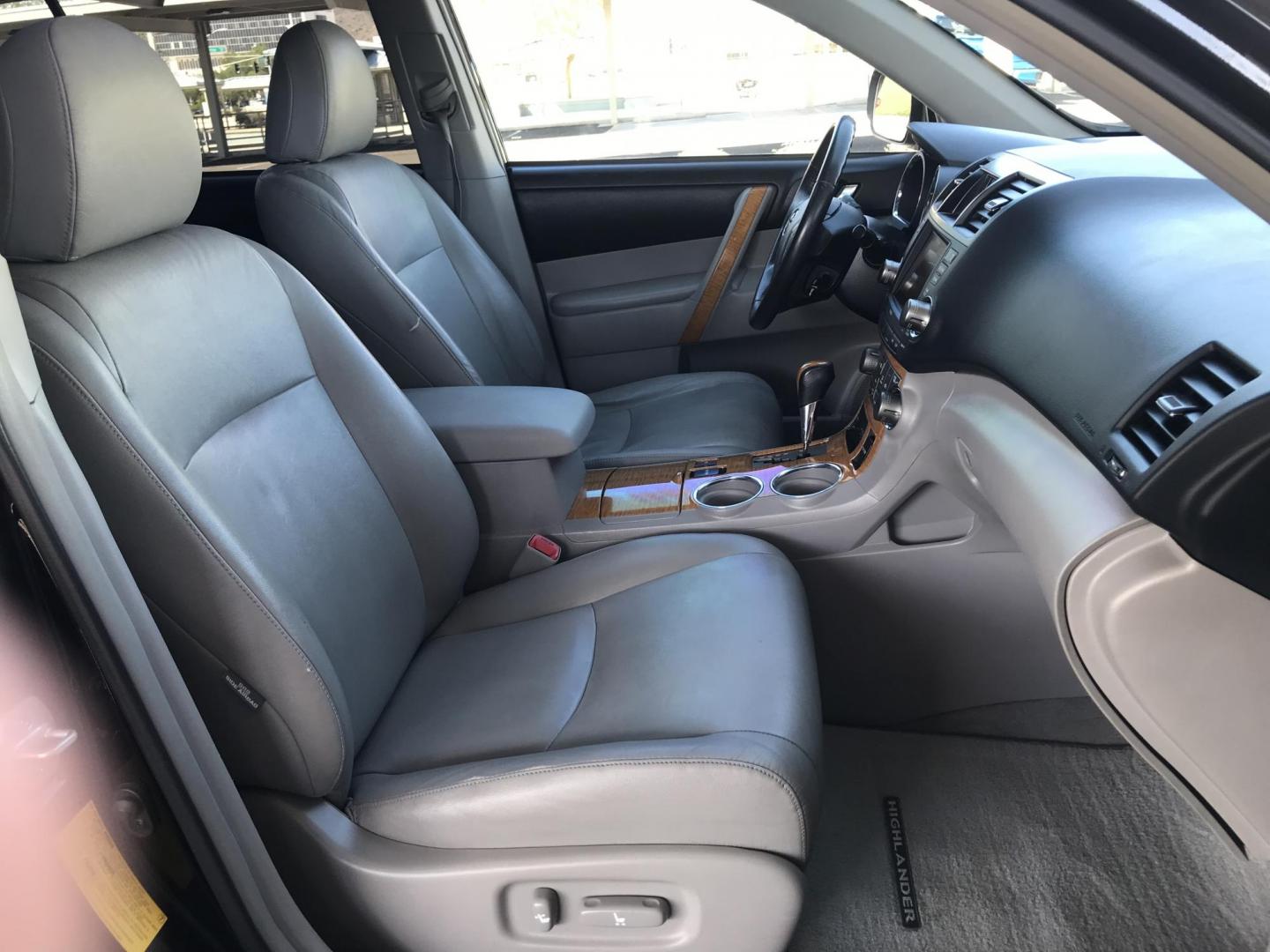 2008 black /gray Toyota Highlander Hybrid Limited 4WD (JTEEW44A482) with an 3.3L V6 DOHC 24V HYBRID engine, Automatic CVT Overdrive transmission, located at 323 E Dunlap Ave., Phoenix, AZ, 85020, (602) 331-9000, 33.567677, -112.069000 - 2008 TOYOTA HIGHLANDER LIMITED EDITION SUV AWD 4WD HYBRID ,..... with 3RD ROW SEATING, Great Family SUV .... A Must See!!!...Automatic, 3.3L Engine, 224k miles, Ice cold AC. Sunroof, Backup Camera, Navigation, Power Options, Alloy Wheels.. The SUV is gorgeous inside and out. Beautiful Black Exterior - Photo#8