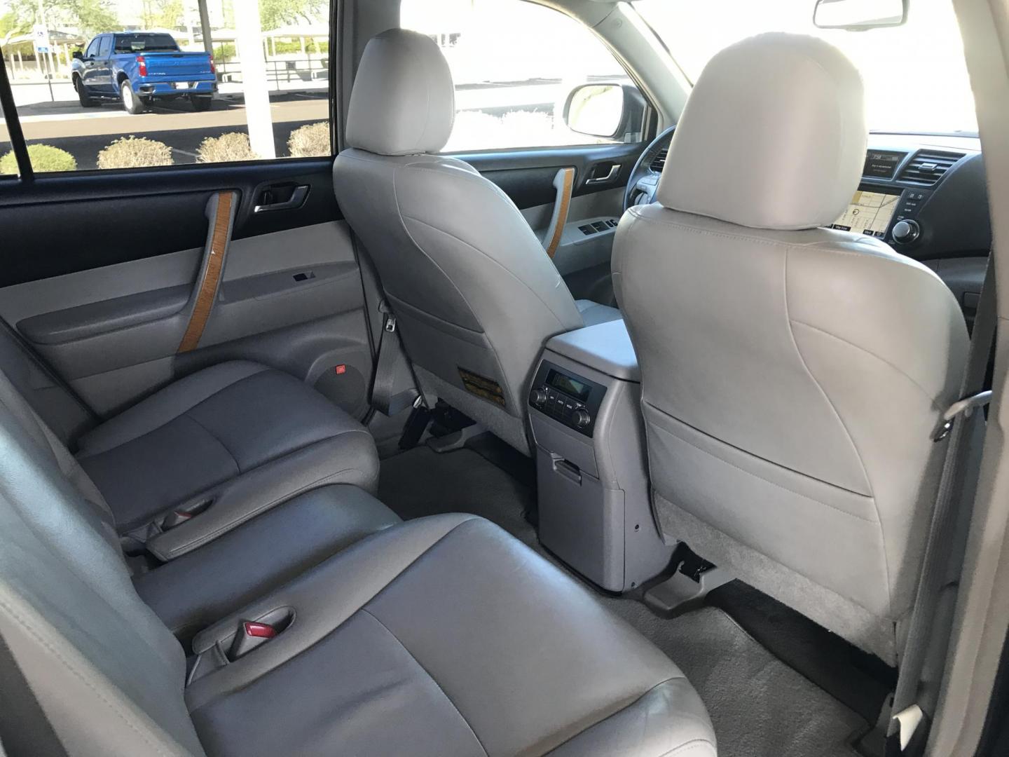 2008 black /gray Toyota Highlander Hybrid Limited 4WD (JTEEW44A482) with an 3.3L V6 DOHC 24V HYBRID engine, Automatic CVT Overdrive transmission, located at 323 E Dunlap Ave., Phoenix, AZ, 85020, (602) 331-9000, 33.567677, -112.069000 - 2008 TOYOTA HIGHLANDER LIMITED EDITION SUV AWD 4WD HYBRID ,..... with 3RD ROW SEATING, Great Family SUV .... A Must See!!!...Automatic, 3.3L Engine, 224k miles, Ice cold AC. Sunroof, Backup Camera, Navigation, Power Options, Alloy Wheels.. The SUV is gorgeous inside and out. Beautiful Black Exterior - Photo#9