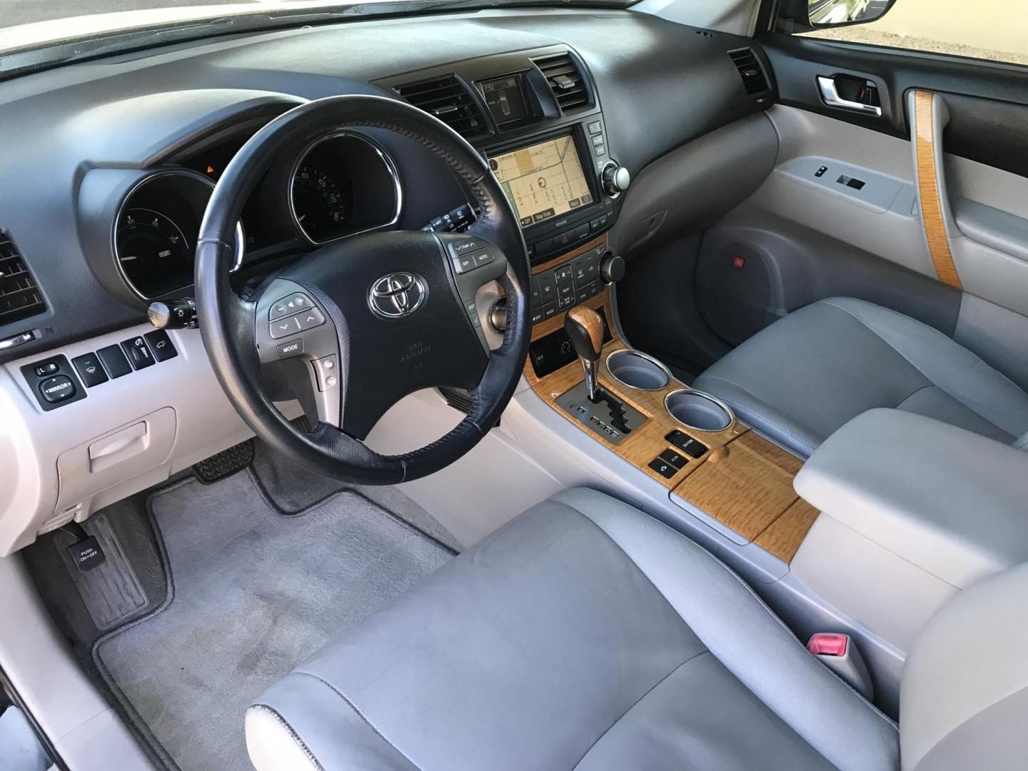 2008 black /gray Toyota Highlander Hybrid Limited 4WD (JTEEW44A482) with an 3.3L V6 DOHC 24V HYBRID engine, Automatic CVT Overdrive transmission, located at 323 E Dunlap Ave., Phoenix, AZ, 85020, (602) 331-9000, 33.567677, -112.069000 - 2008 TOYOTA HIGHLANDER LIMITED EDITION SUV AWD 4WD HYBRID ,..... with 3RD ROW SEATING, Great Family SUV .... A Must See!!!...Automatic, 3.3L Engine, 224k miles, Ice cold AC. Sunroof, Backup Camera, Navigation, Power Options, Alloy Wheels.. The SUV is gorgeous inside and out. Beautiful Black Exterior - Photo#15