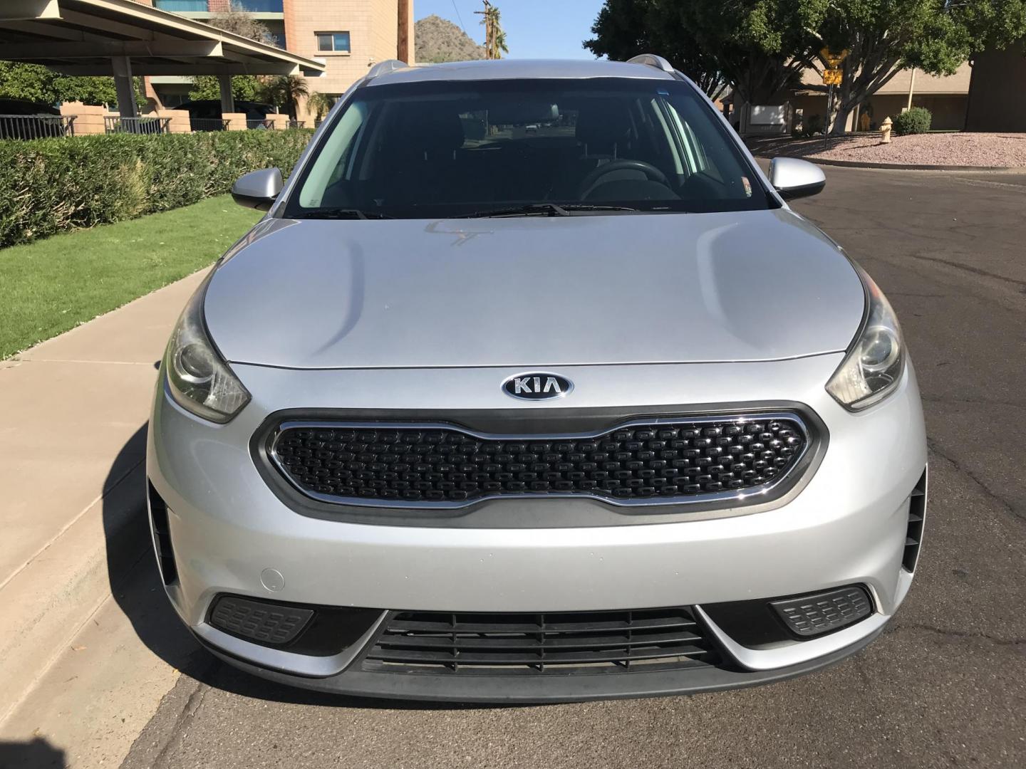 2018 silver /gray Kia Niro FE (KNDCB3LC1J5) with an 1.6L L4 DOHC 16V HYBRID engine, 6A transmission, located at 323 E Dunlap Ave., Phoenix, AZ, 85020, (602) 331-9000, 33.567677, -112.069000 - 2018 KIA NIRO FE,......A Must See!!... Ice cold AC. The car is gorgeous inside and out. Power Options, Premium Sound Stereo/ CD Player, Backup camera, Good Tires, Super Economical, 141k original miles, Clean Arizona title , Runs and Drives Excellent. passed emissions. Priced to sell @ $7850 CASH Pri - Photo#3