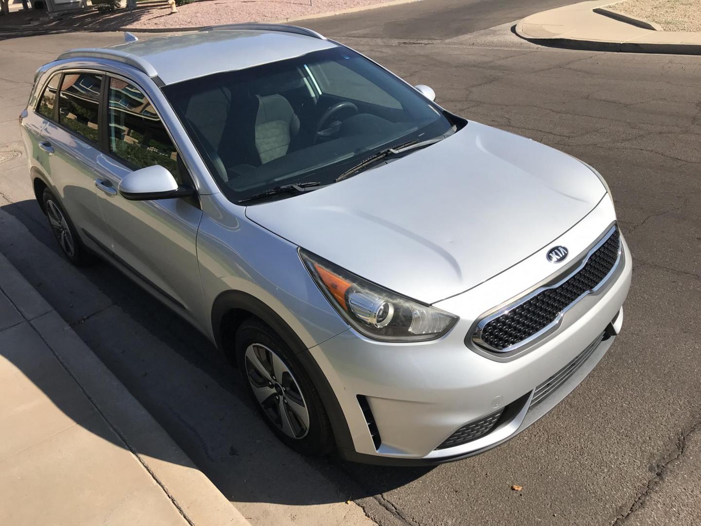 2018 silver /gray Kia Niro FE (KNDCB3LC1J5) with an 1.6L L4 DOHC 16V HYBRID engine, 6A transmission, located at 323 E Dunlap Ave., Phoenix, AZ, 85020, (602) 331-9000, 33.567677, -112.069000 - 2018 KIA NIRO FE,......A Must See!!... Ice cold AC. The car is gorgeous inside and out. Power Options, Premium Sound Stereo/ CD Player, Backup camera, Good Tires, Super Economical, 141k original miles, Clean Arizona title , Runs and Drives Excellent. passed emissions. Priced to sell @ $7850 CASH Pri - Photo#5