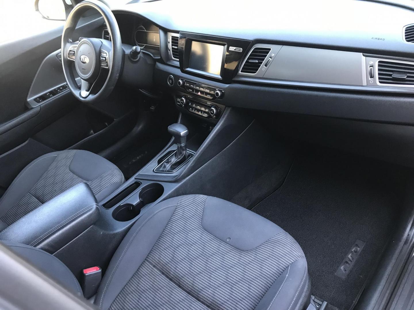 2018 silver /gray Kia Niro FE (KNDCB3LC1J5) with an 1.6L L4 DOHC 16V HYBRID engine, 6A transmission, located at 323 E Dunlap Ave., Phoenix, AZ, 85020, (602) 331-9000, 33.567677, -112.069000 - 2018 KIA NIRO FE,......A Must See!!... Ice cold AC. The car is gorgeous inside and out. Power Options, Premium Sound Stereo/ CD Player, Backup camera, Good Tires, Super Economical, 141k original miles, Clean Arizona title , Runs and Drives Excellent. passed emissions. Priced to sell @ $7850 CASH Pri - Photo#7