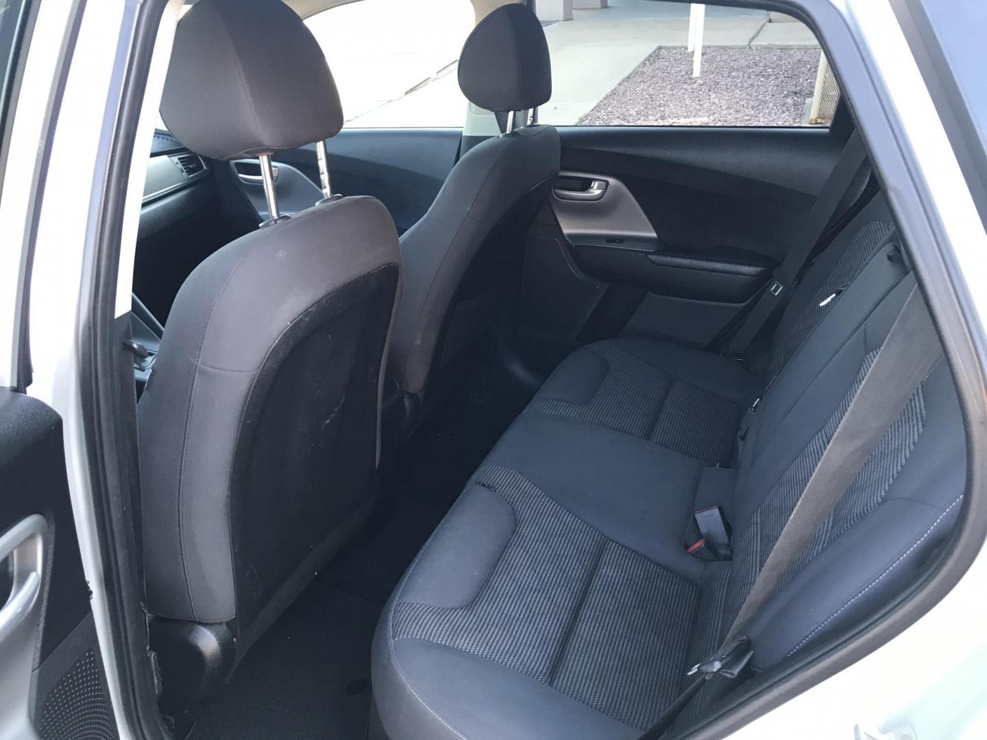 2018 silver /gray Kia Niro FE (KNDCB3LC1J5) with an 1.6L L4 DOHC 16V HYBRID engine, 6A transmission, located at 323 E Dunlap Ave., Phoenix, AZ, 85020, (602) 331-9000, 33.567677, -112.069000 - 2018 KIA NIRO FE,......A Must See!!... Ice cold AC. The car is gorgeous inside and out. Power Options, Premium Sound Stereo/ CD Player, Backup camera, Good Tires, Super Economical, 141k original miles, Clean Arizona title , Runs and Drives Excellent. passed emissions. Priced to sell @ $7850 CASH Pri - Photo#11